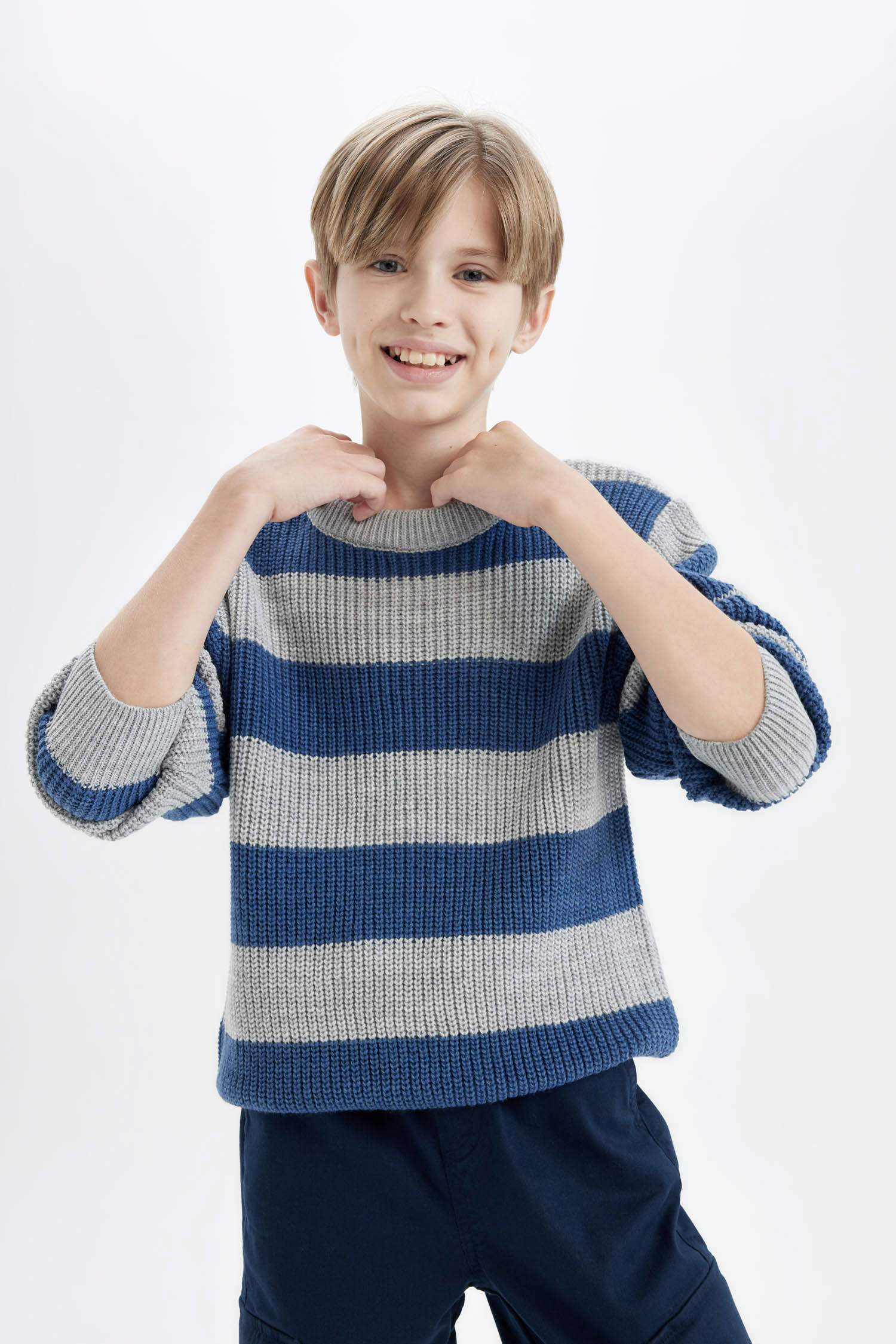 Свитер стандартного кроя с круглым вырезом