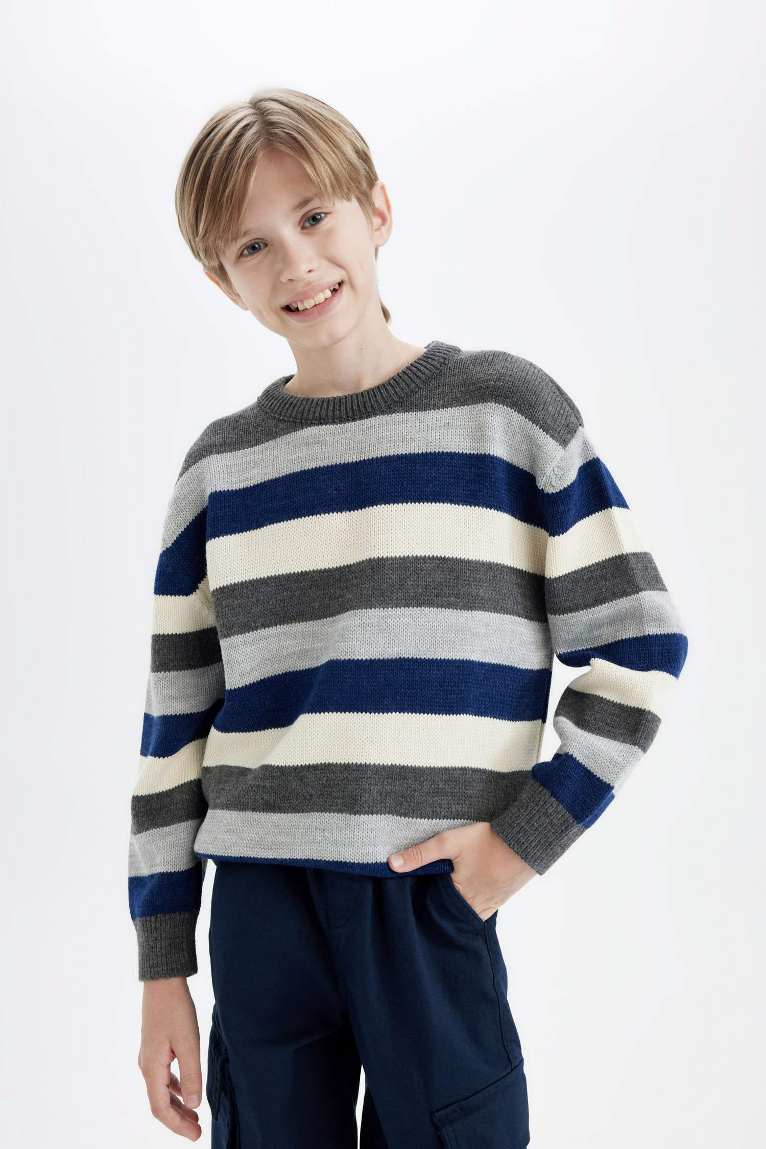 بلوفر تريكو قصة عادية برقبة مستديرة