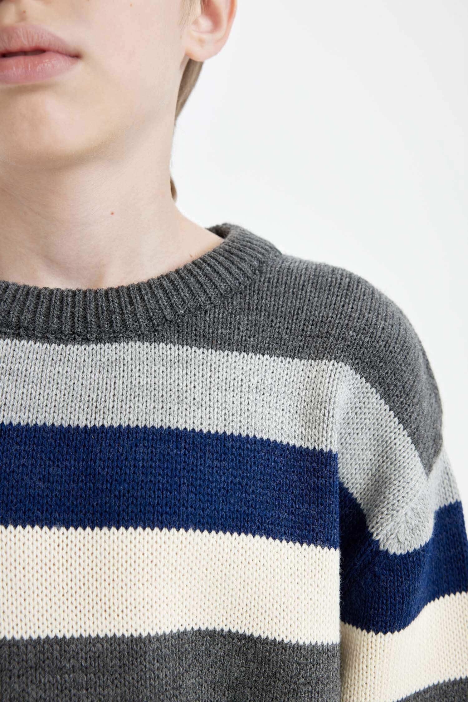 بلوفر تريكو قصة عادية برقبة مستديرة