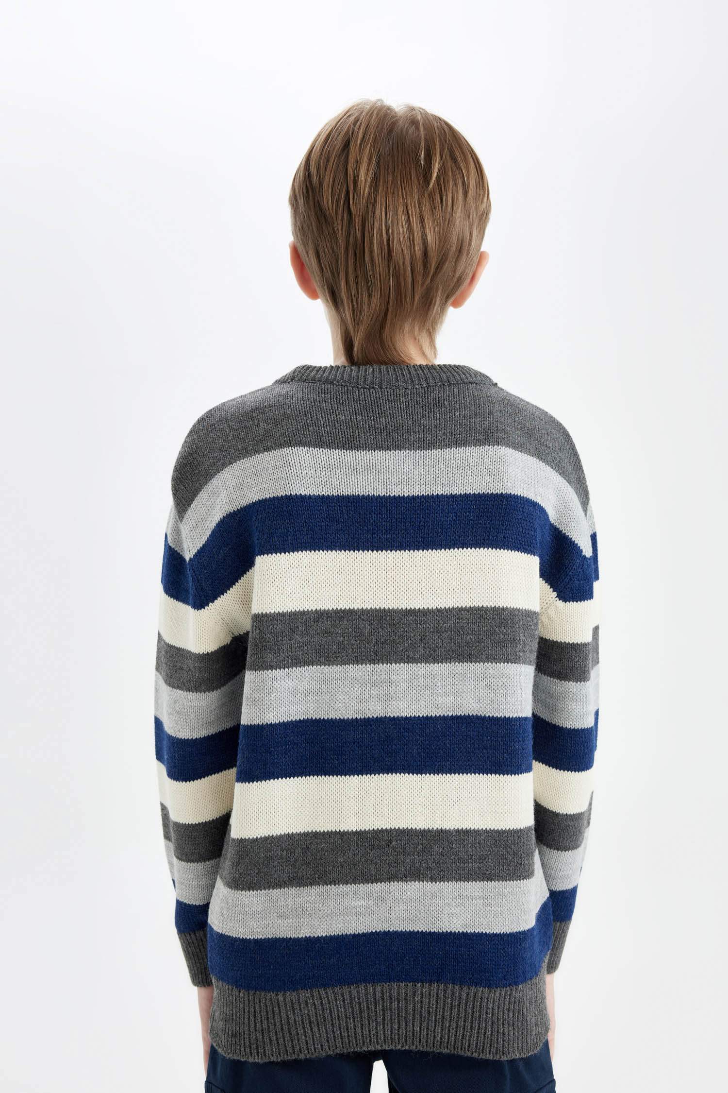 بلوفر تريكو قصة عادية برقبة مستديرة