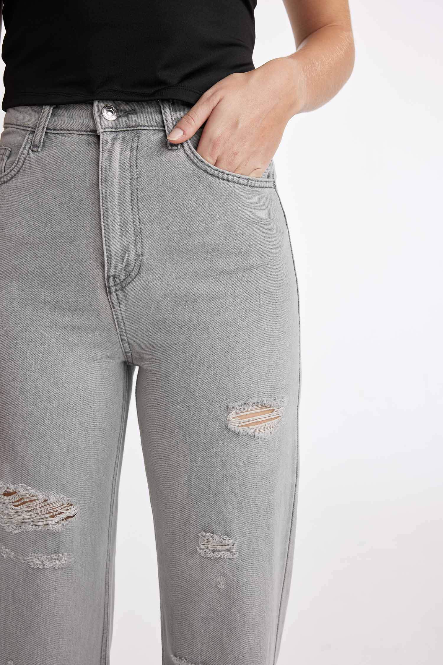 بنطلون جينز وايد ليج برجل واسع وخصر عالي وتفاصيل ممزقة