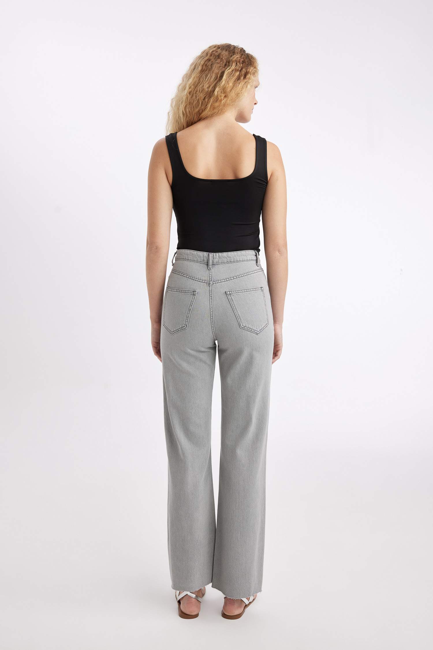 بنطلون جينز وايد ليج برجل واسع وخصر عالي وتفاصيل ممزقة