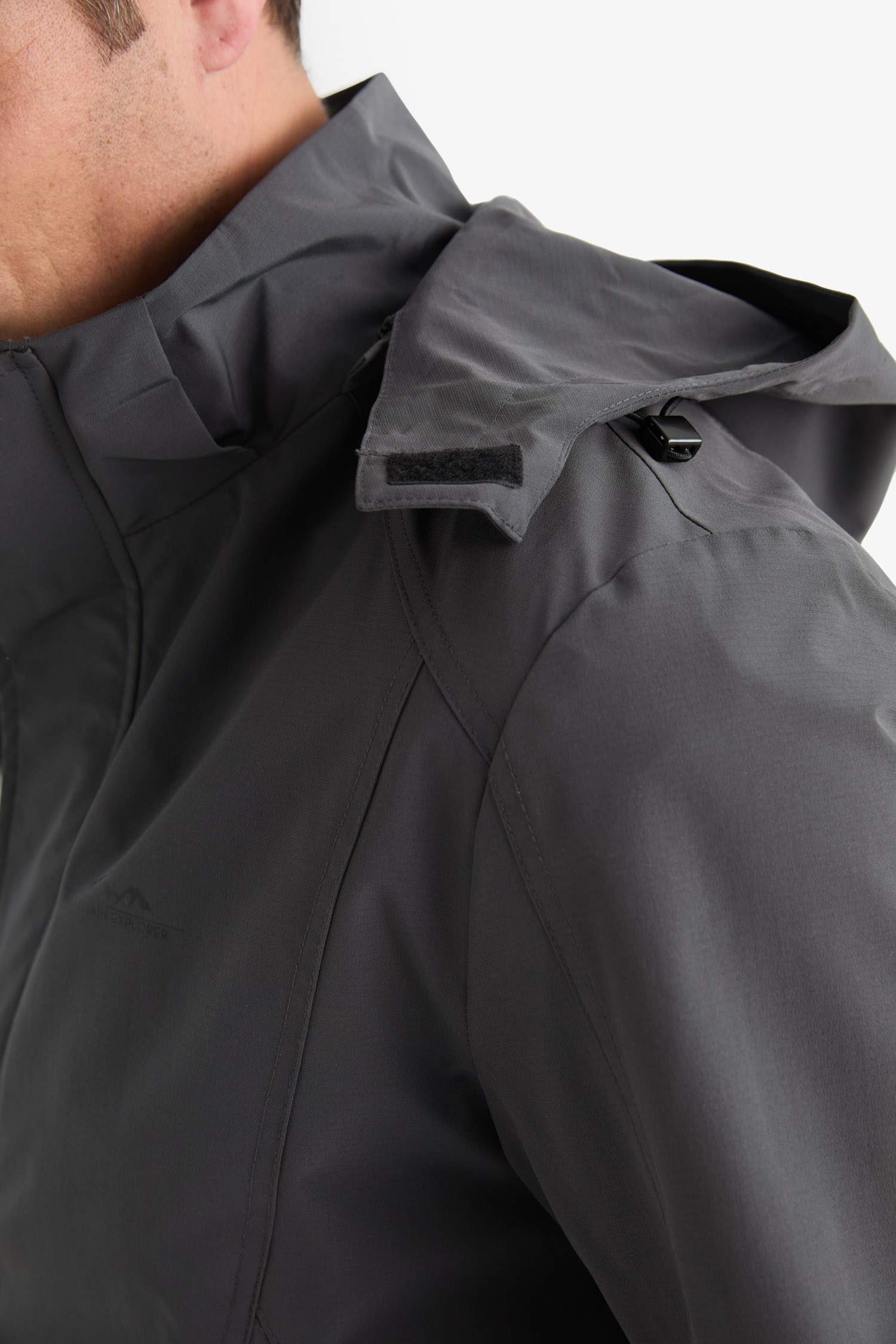 Su İtici Regular Fit Kapüşonlu Fermuarlı İç Cepli Baskılı Çıtçıt Kapamalı Mevsimlik Baharlık Mont