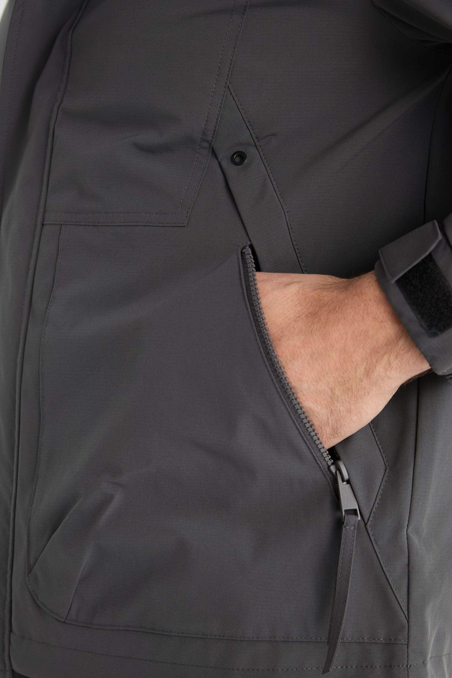 Su İtici Regular Fit Kapüşonlu Fermuarlı İç Cepli Baskılı Çıtçıt Kapamalı Mevsimlik Baharlık Mont