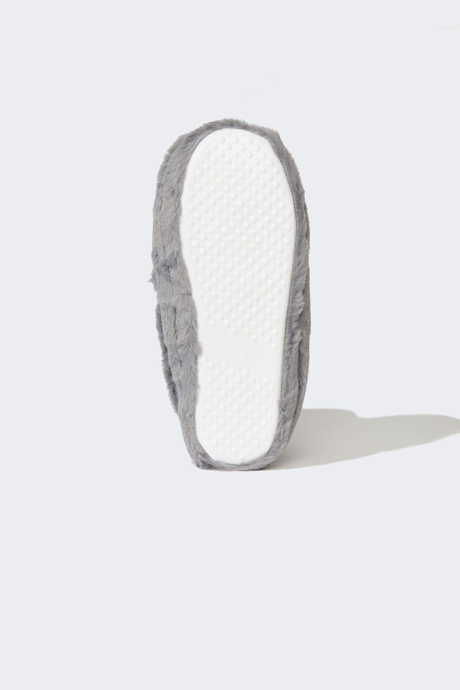 بوت منزلي بكعب مسطح