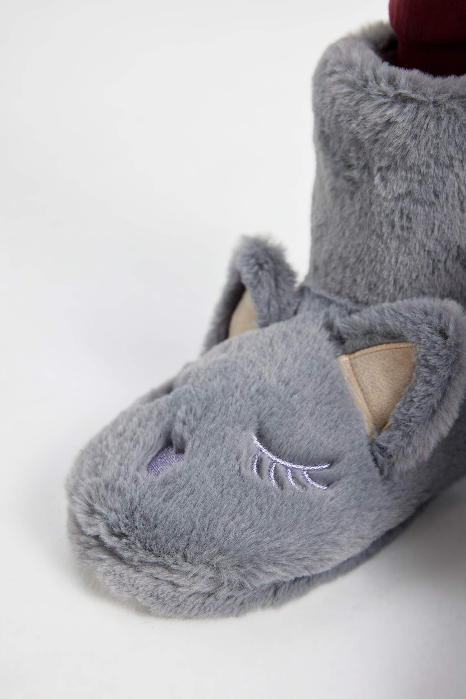 بوت منزلي بكعب مسطح