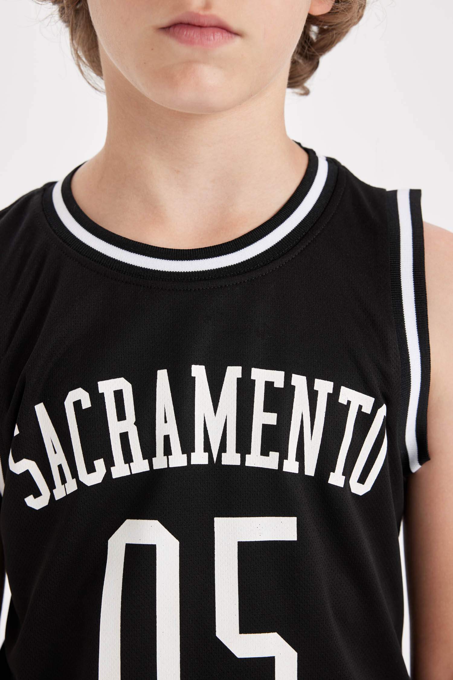 تيشيرت كت ولادي قصة عادية بدون ردن وياخة مستديرة