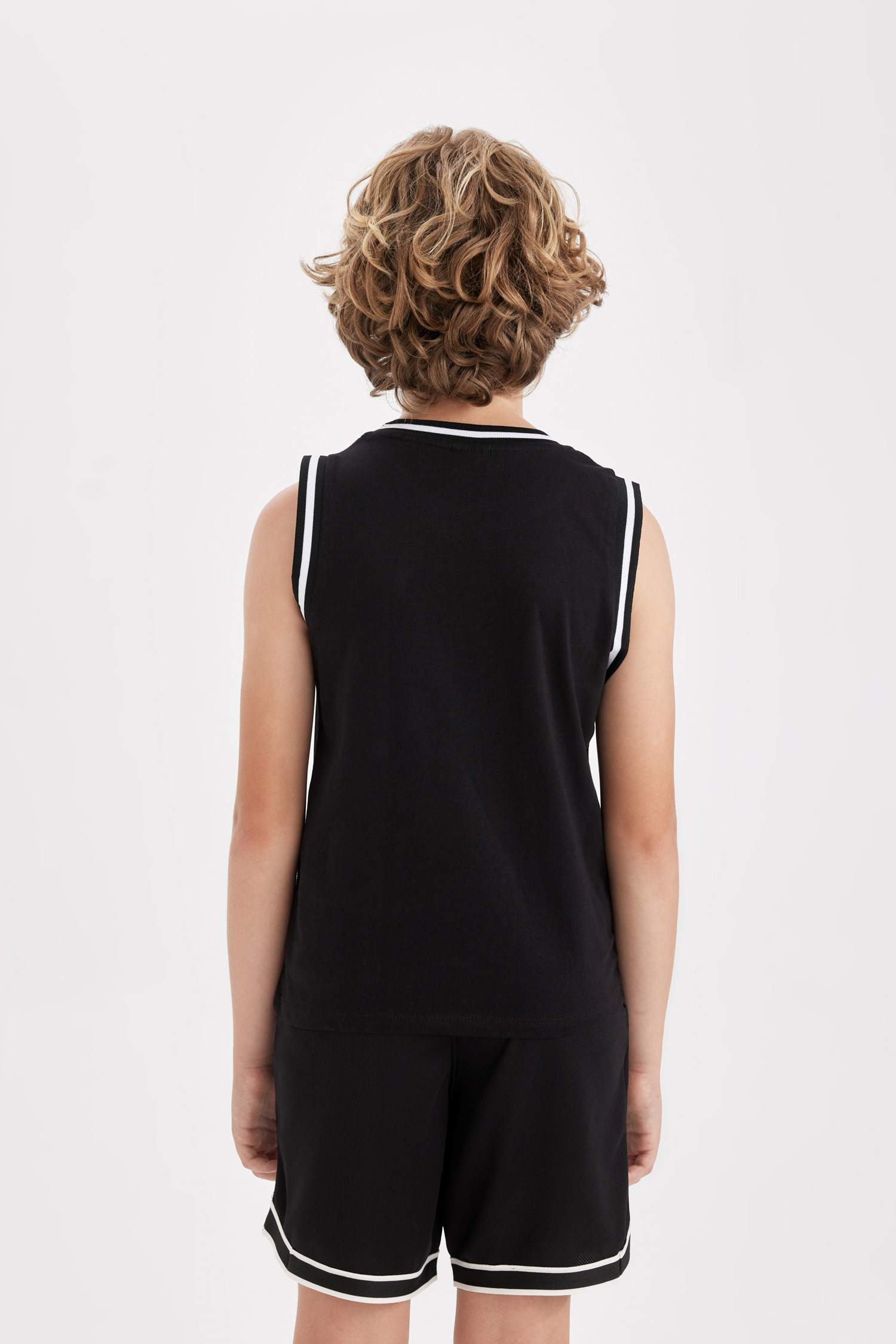 تيشيرت كت ولادي قصة عادية بدون ردن وياخة مستديرة