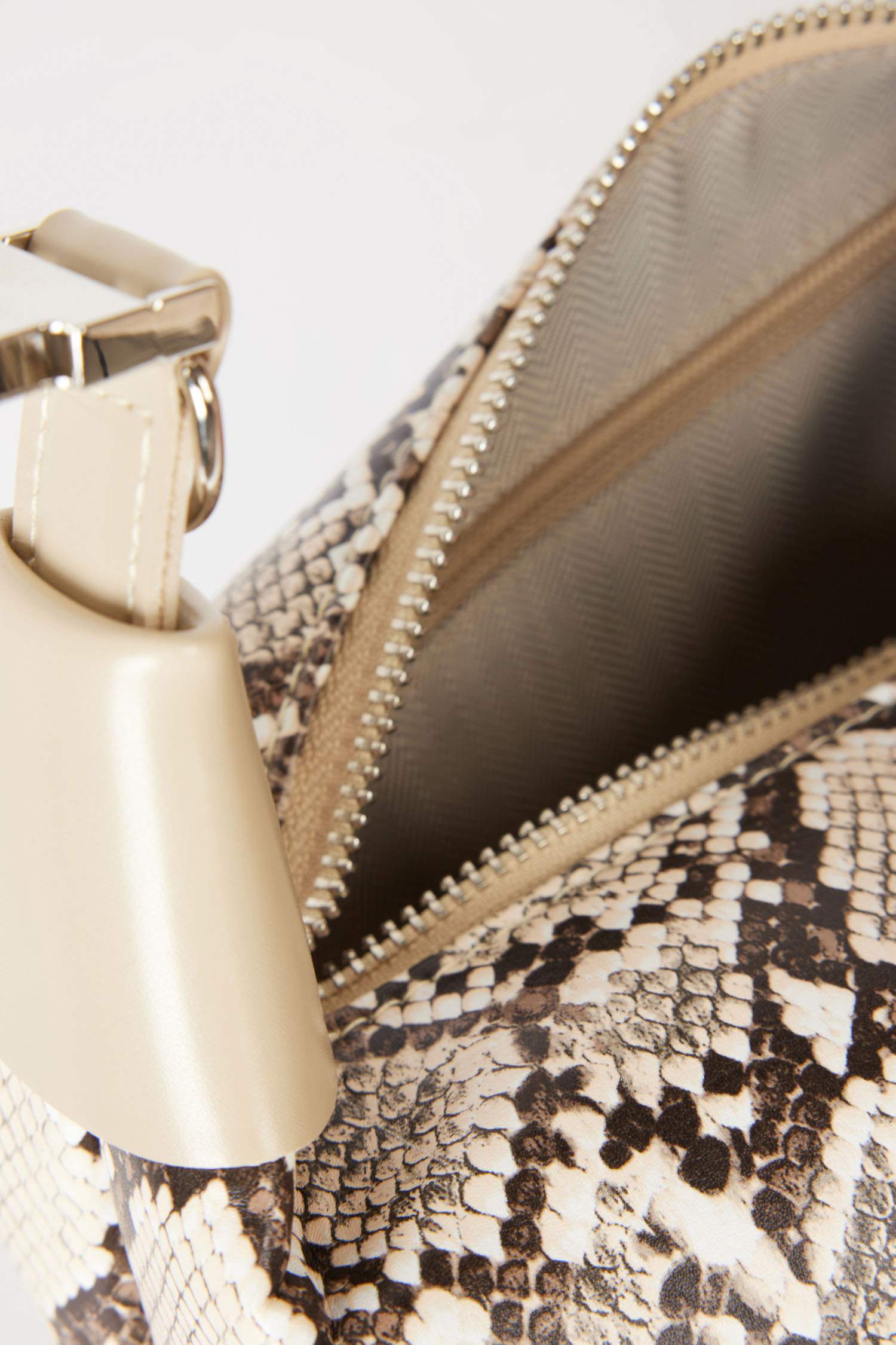 شنطة يد حريمي