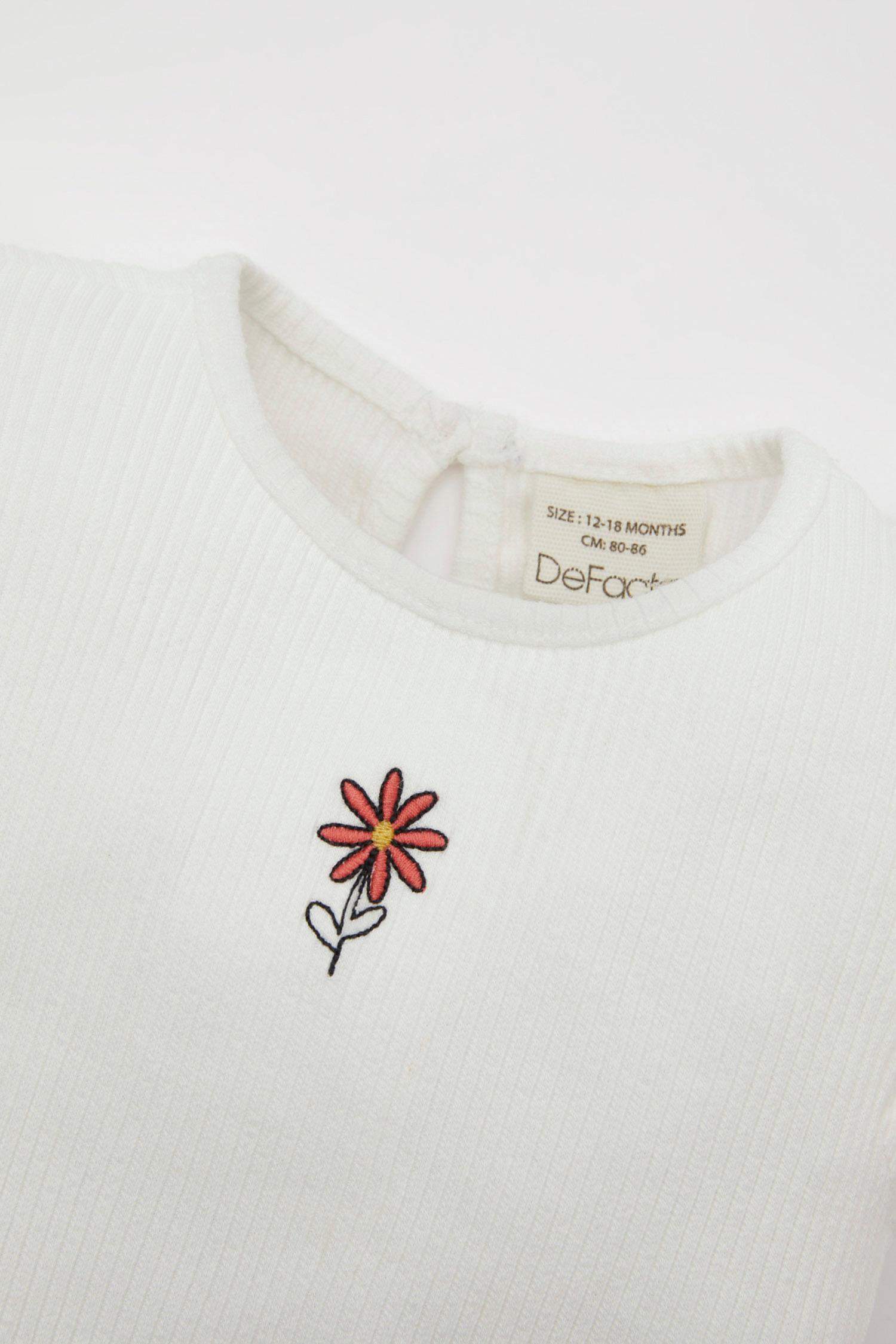 طقم بناتي تي شيرت بنقشة الزهور وتنورة - قطعتين