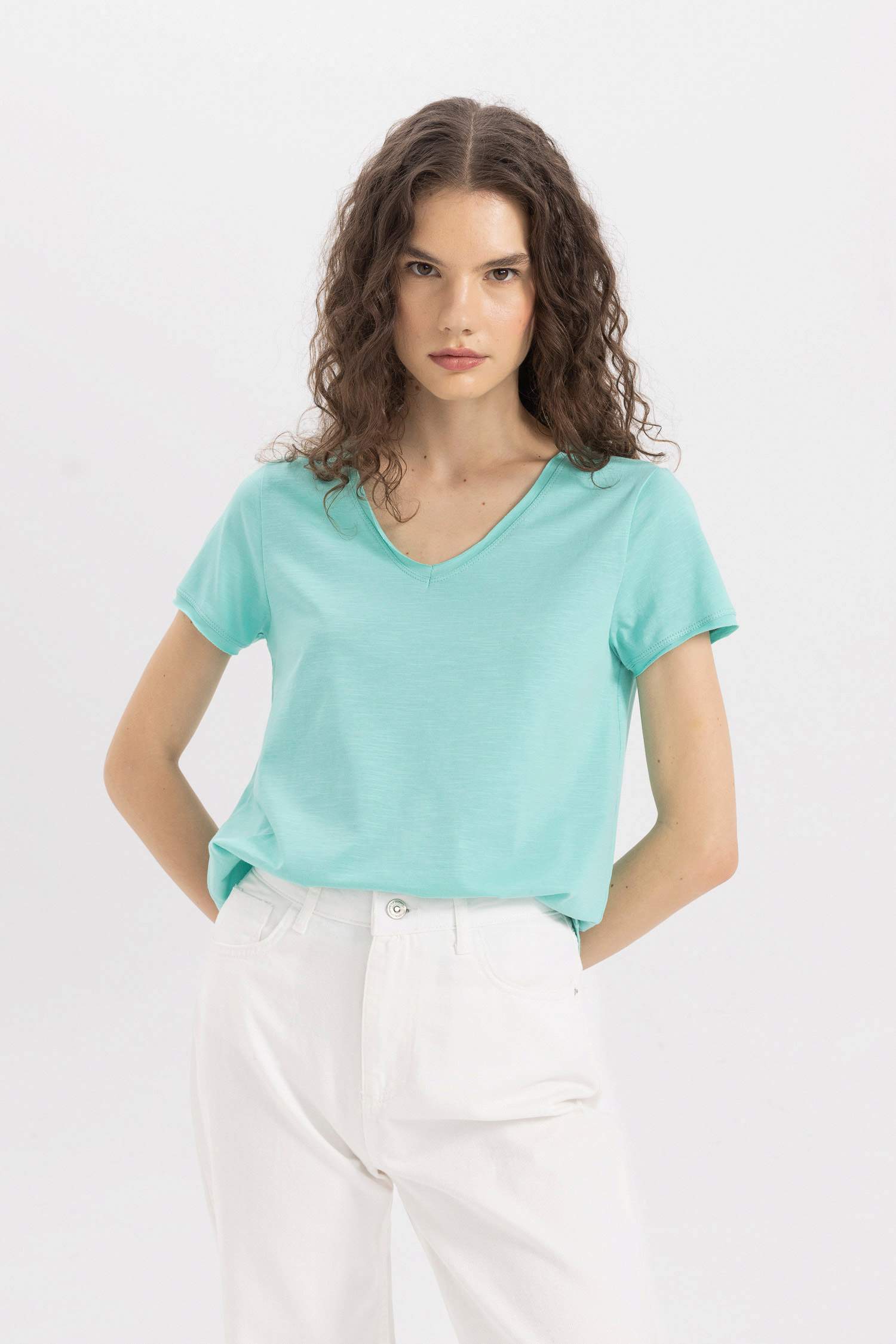 تيشيرت نص كم برقبة V وقصة عادية