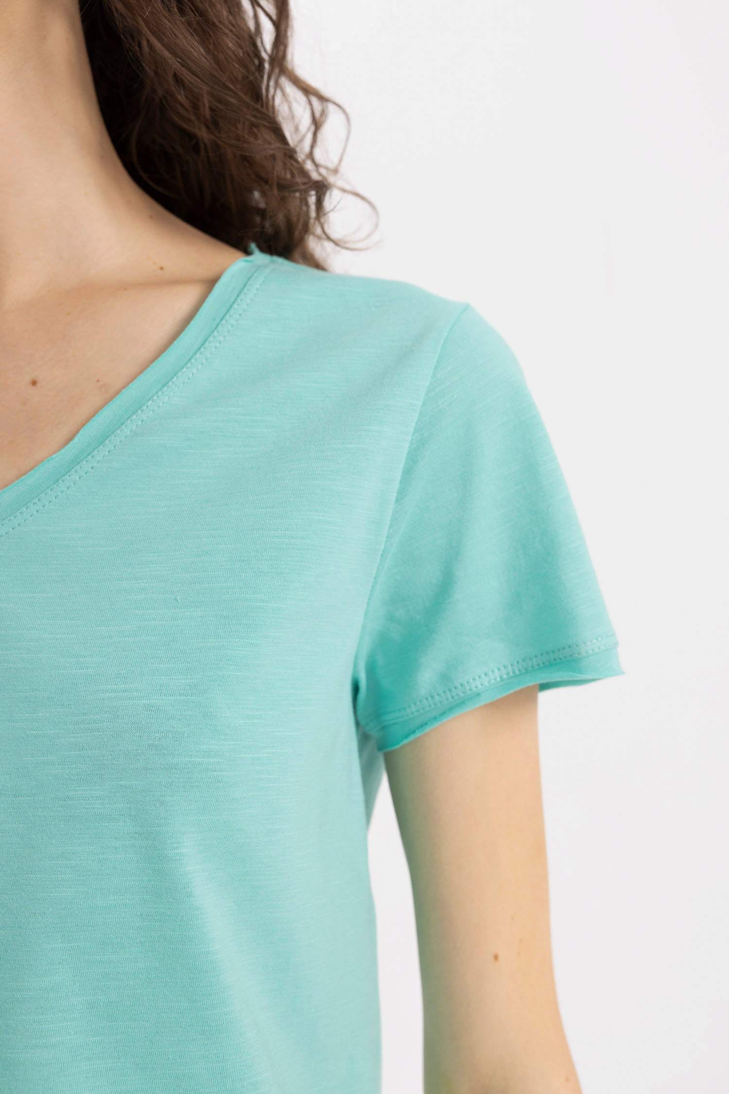 تيشيرت نص كم برقبة V وقصة عادية