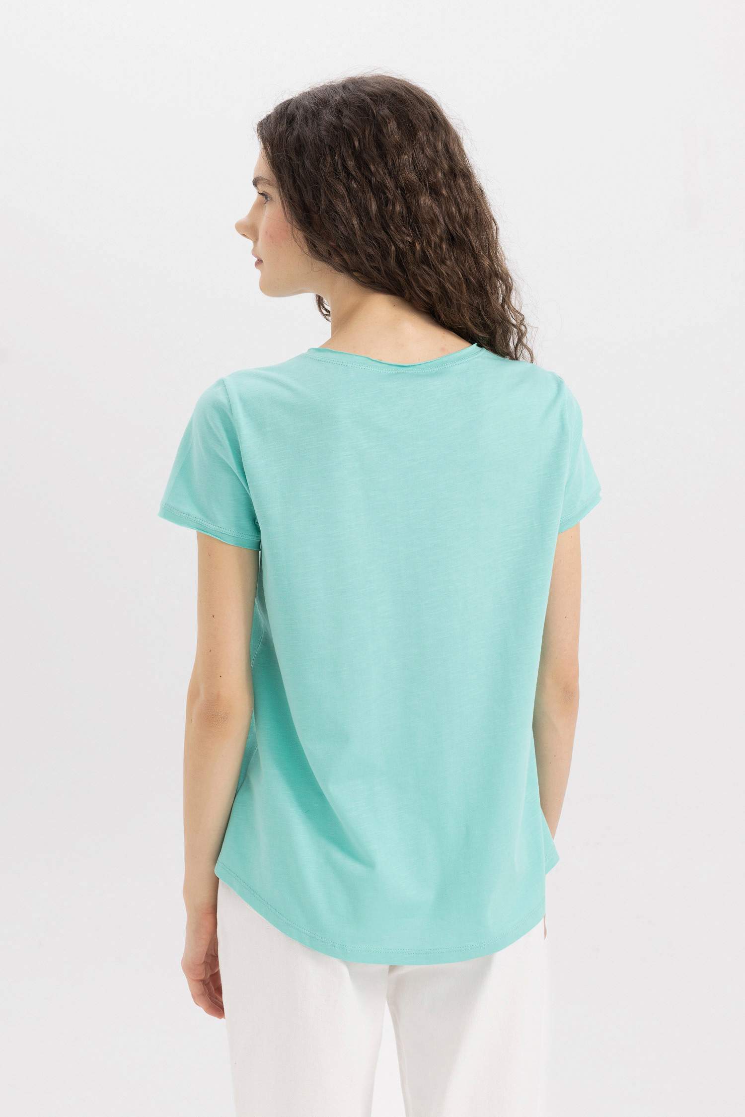 تيشيرت نص كم برقبة V وقصة عادية