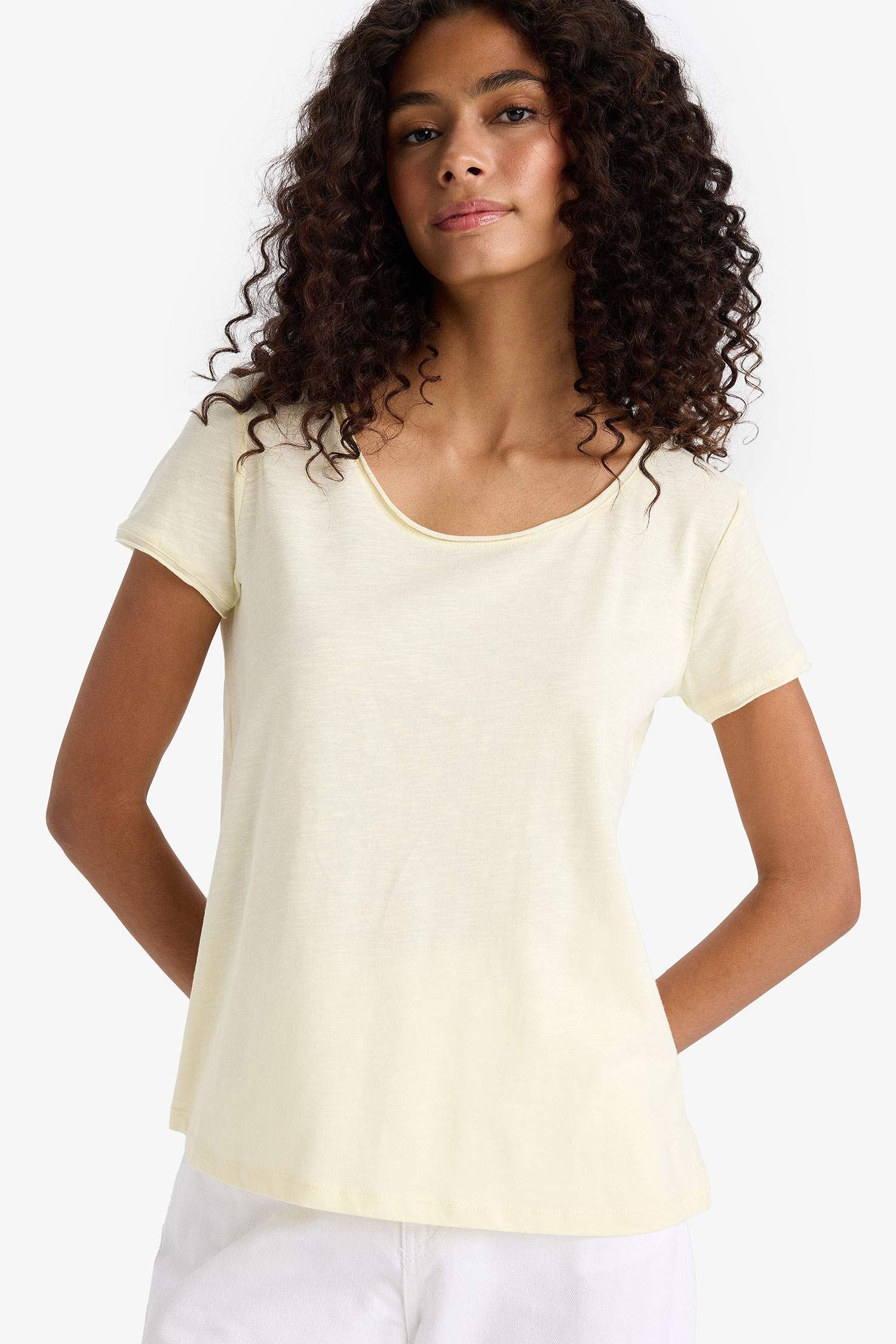 تيشيرت نص كم قصة عادية بياقة مستديرة