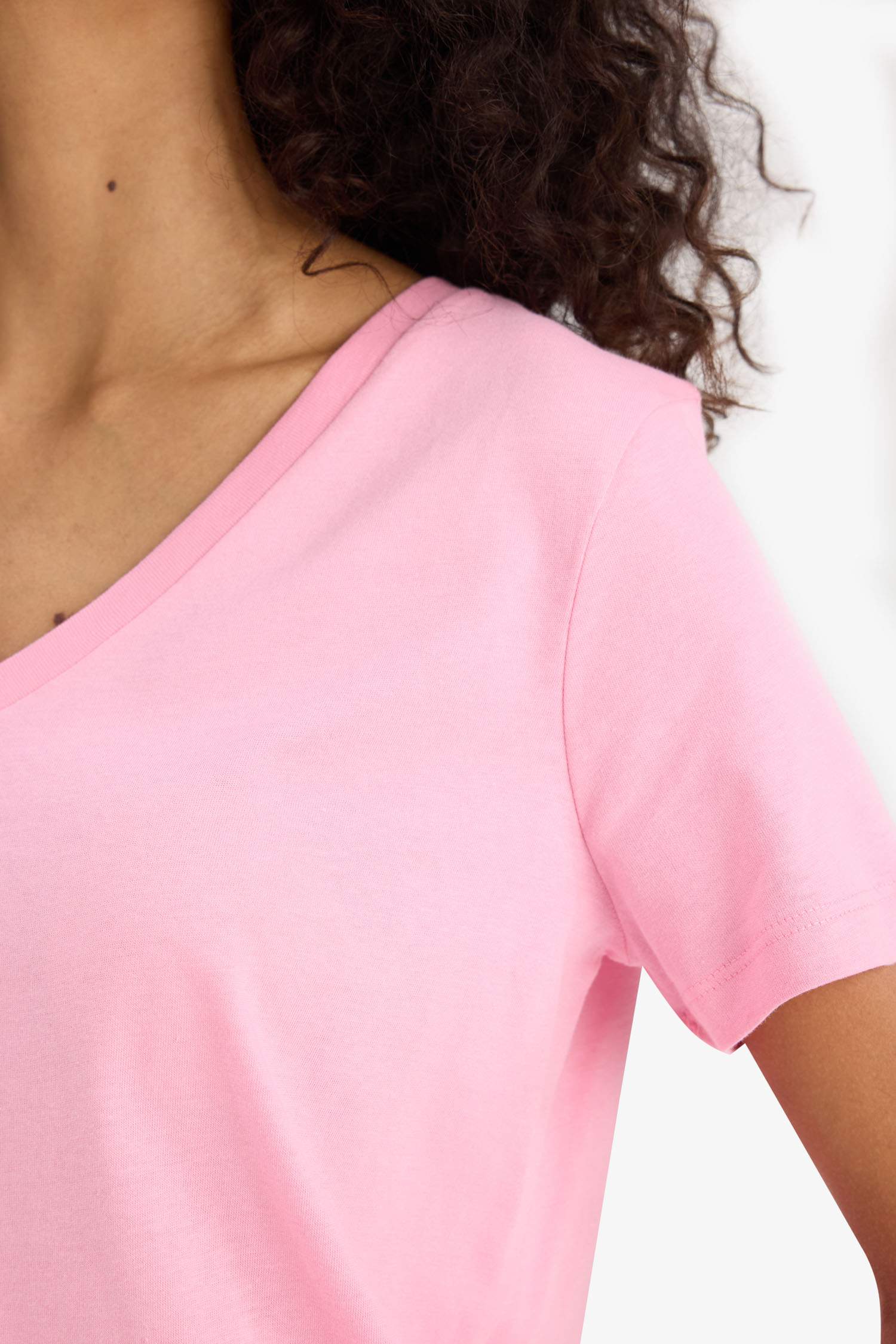 تيشيرت نص كم عادي برقبة V من قطن ممشط