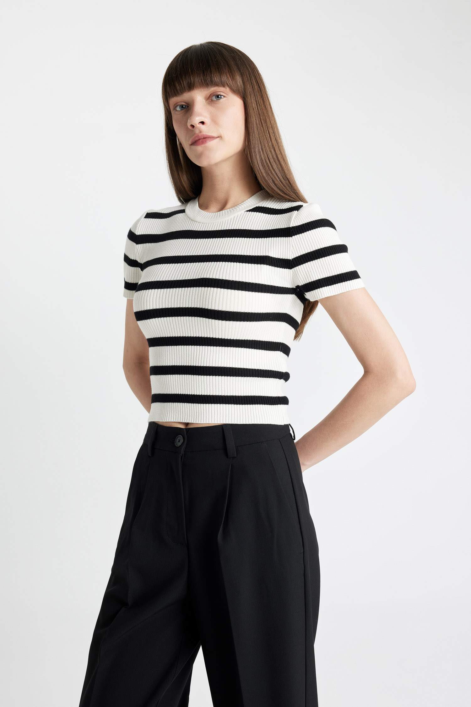 Свитер в полоску с круглым вырезом