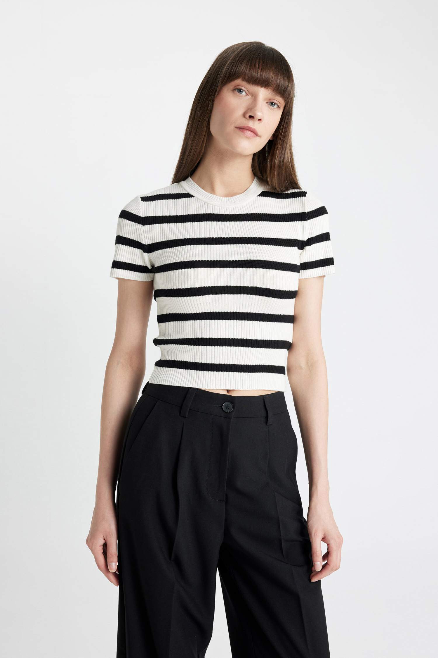 Свитер в полоску с круглым вырезом