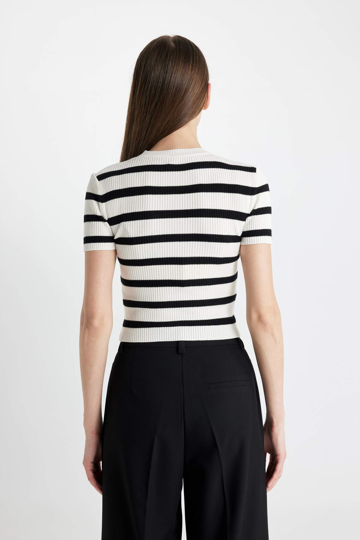 Свитер в полоску с круглым вырезом