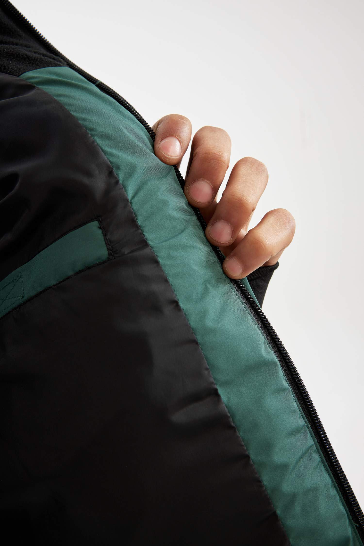 DeFactoFit Kapüşonlu Mont Su Geçirmez Rüzgar Geçirmez Fermuarlı Cepli