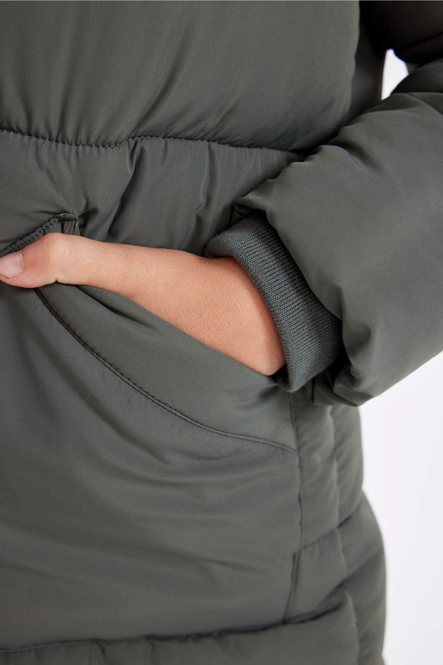 Erkek Çocuk Su İtici Kapüşonlu Fermuarlı Çıtçıt Kapamalı Cepli Şişme Parka