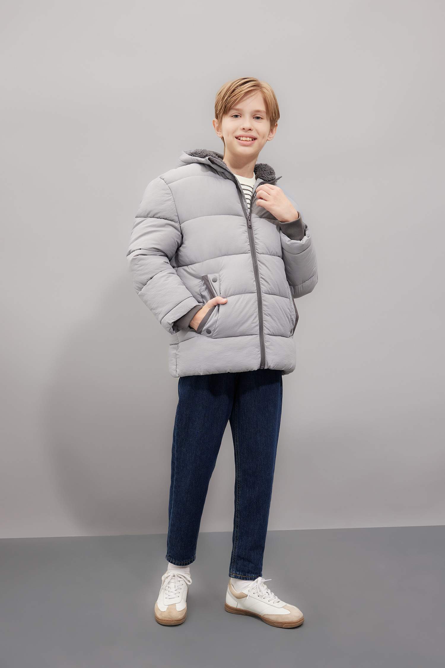 Erkek Çocuk Su Geçirmez Kapüşonlu Fermuarlı Cepli Pelüş Astar Şişme Mont