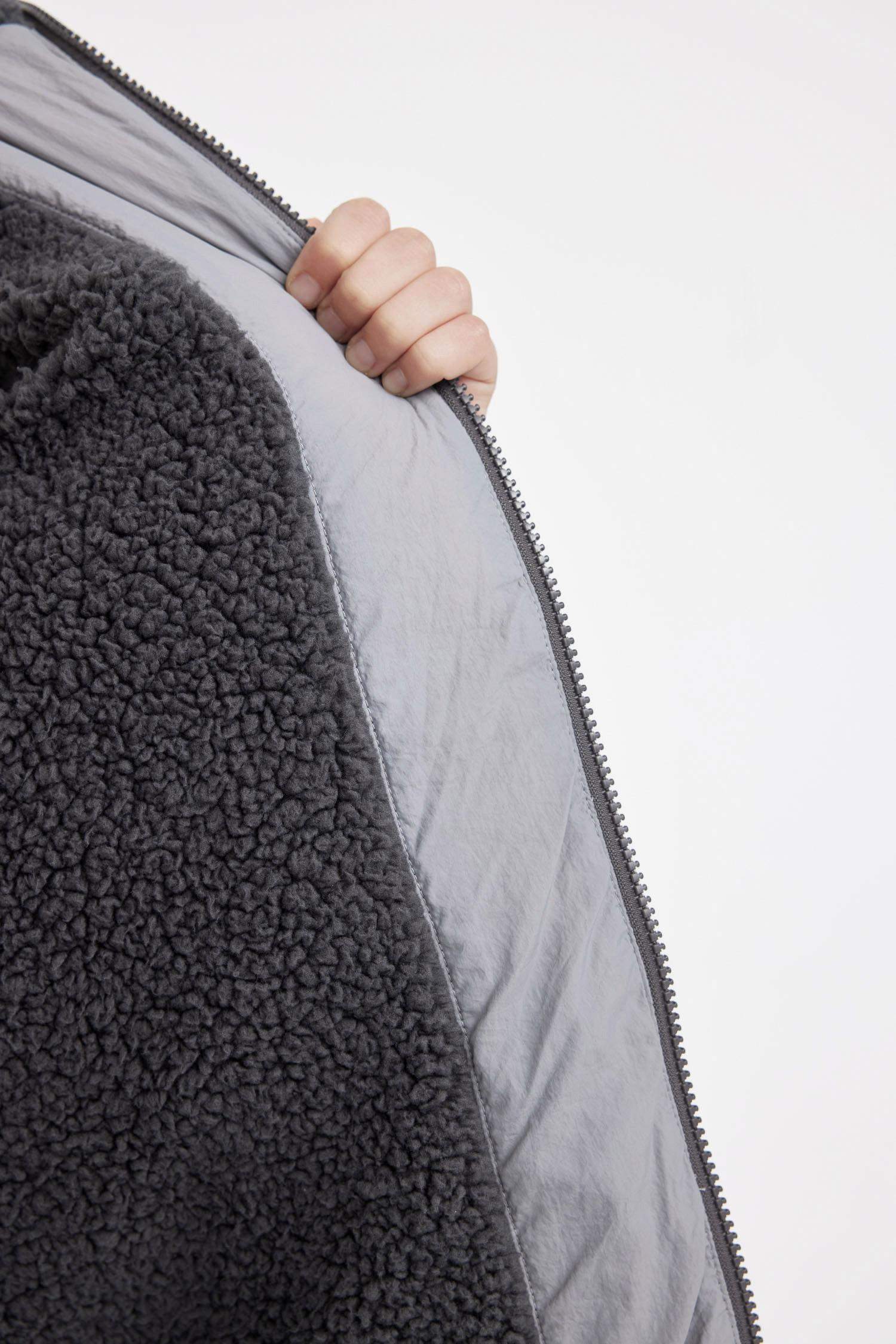 Erkek Çocuk Su Geçirmez Kapüşonlu Fermuarlı Cepli Pelüş Astar Şişme Mont