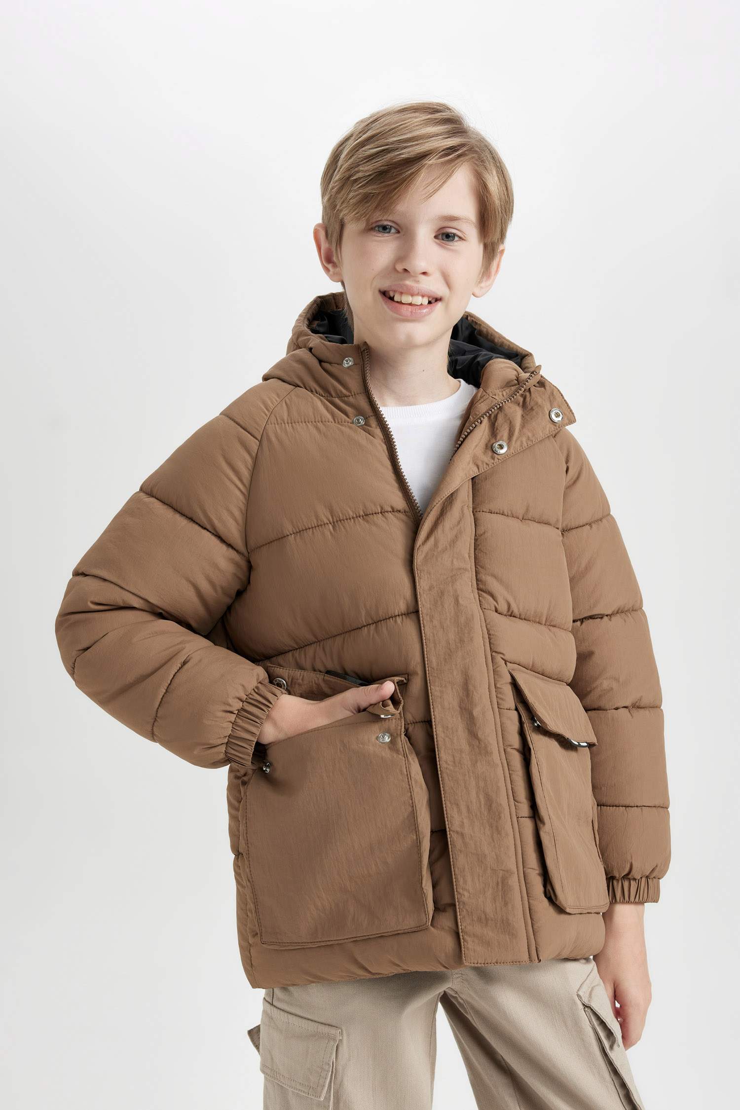 جاكيت طارد للماء بغطاء للرأس