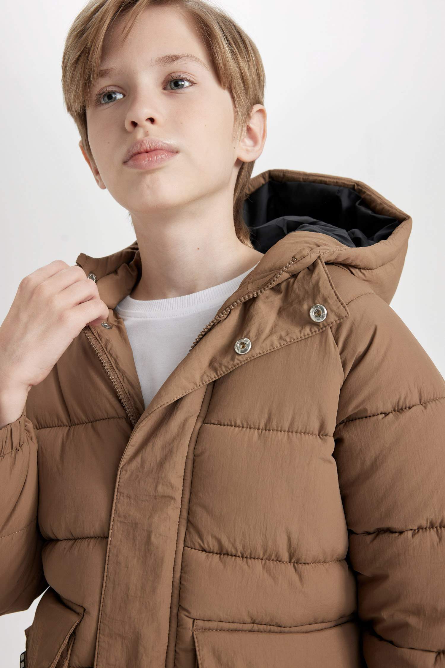 جاكيت طارد للماء بغطاء للرأس