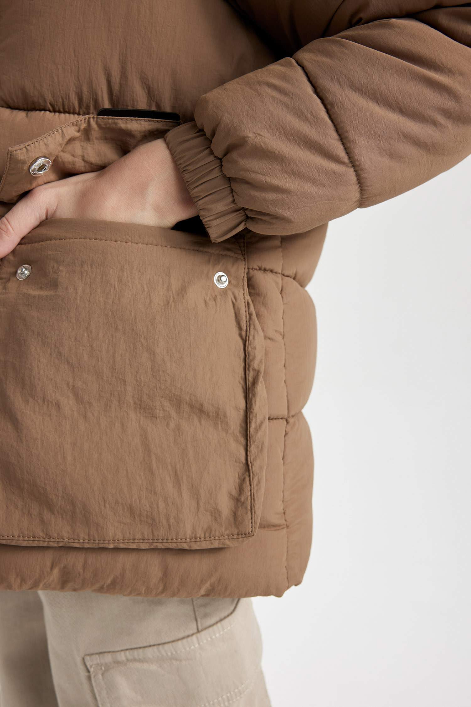 جاكيت طارد للماء بغطاء للرأس