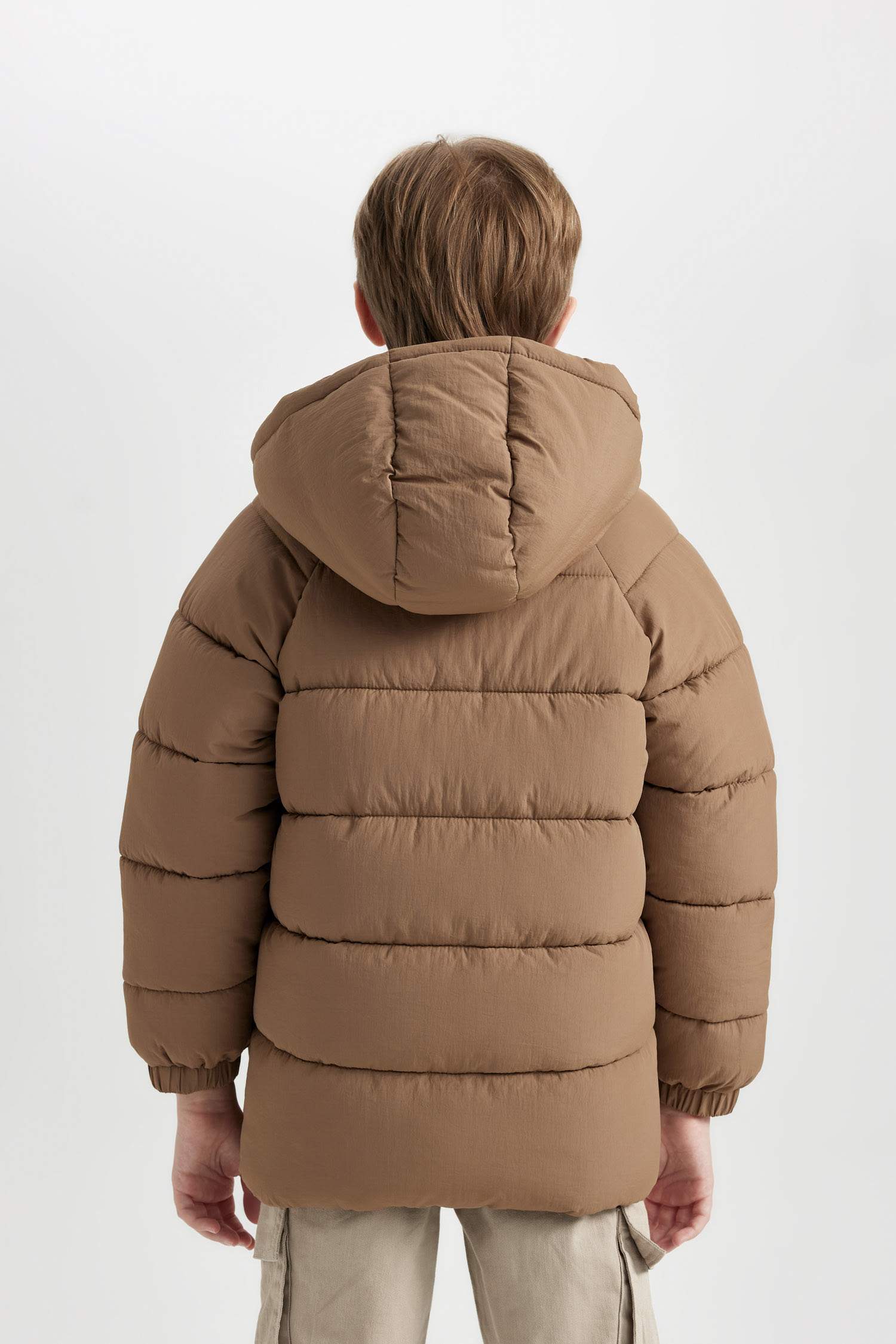 جاكيت طارد للماء بغطاء للرأس