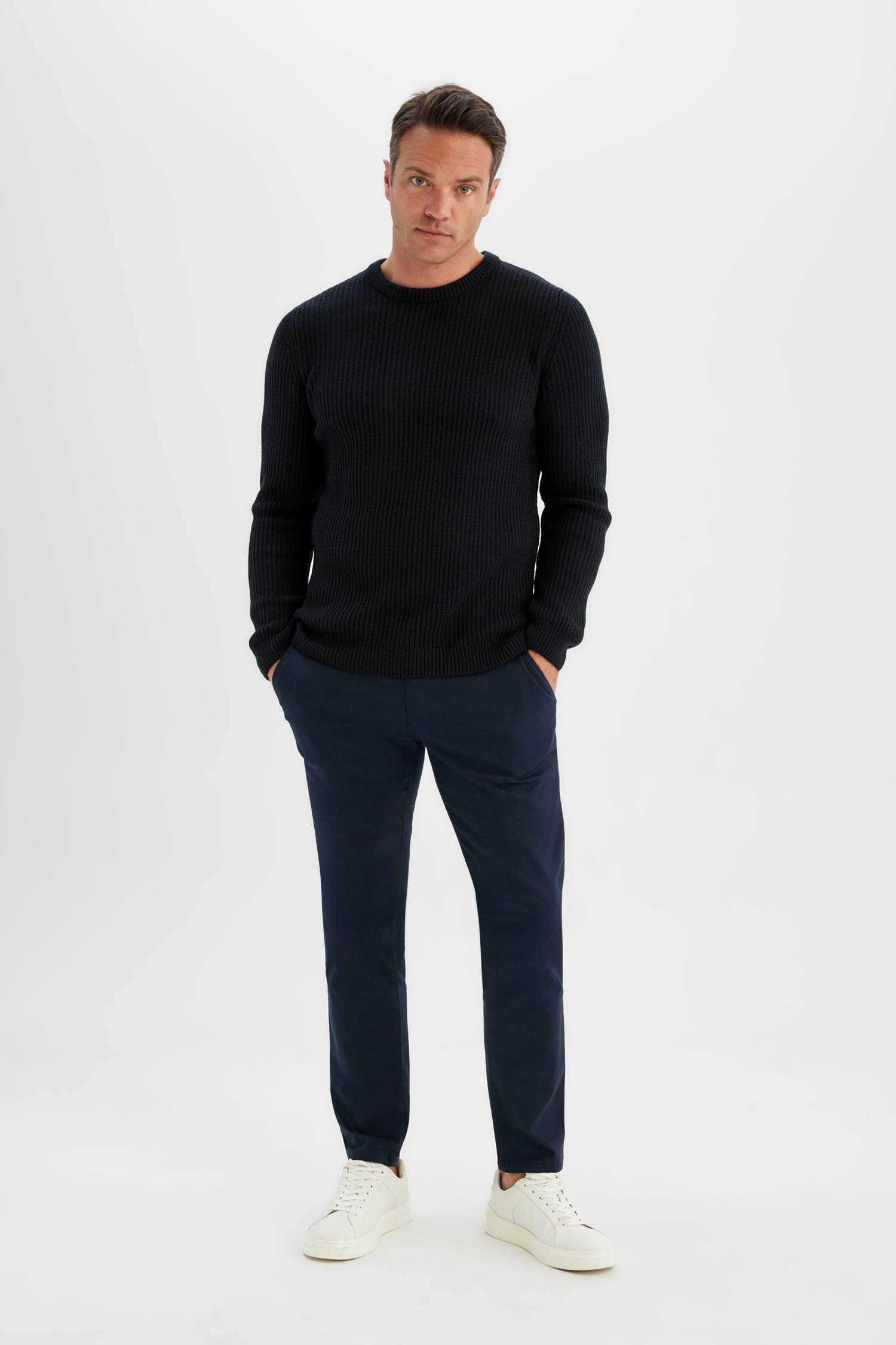 بلوفر محاك قصة عادية برقبة مستديرة