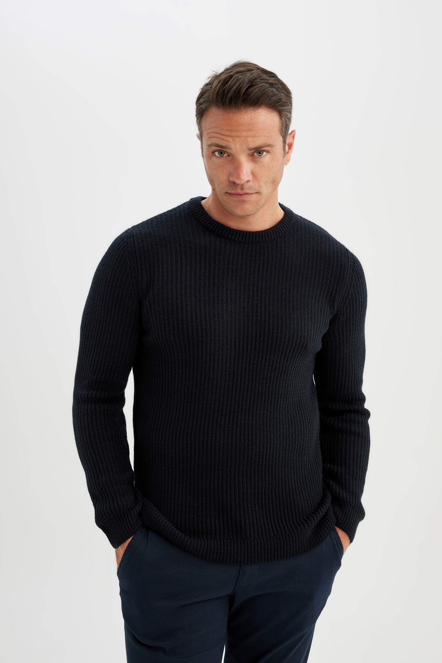 بلوفر محاك قصة عادية برقبة مستديرة