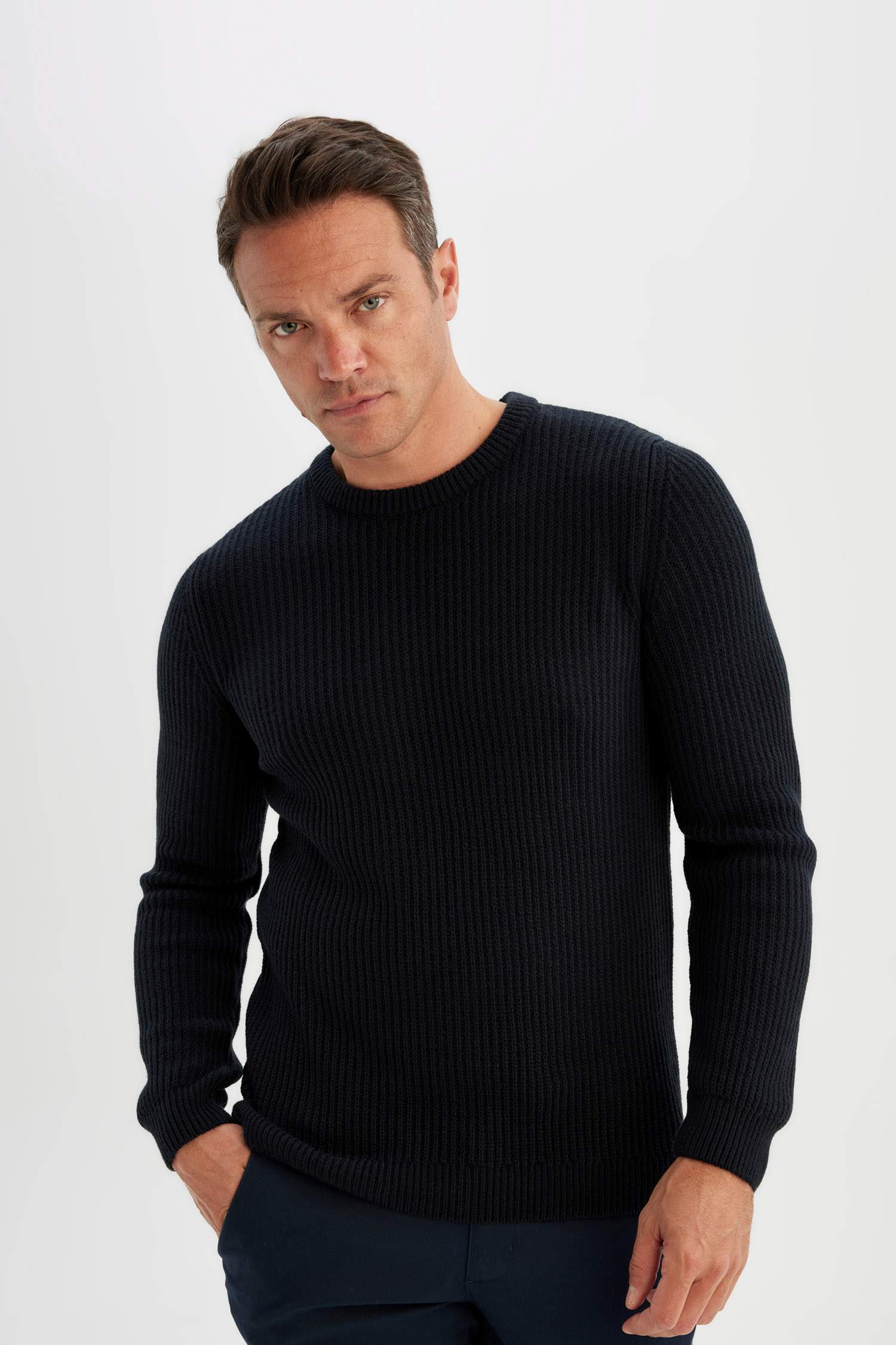 بلوفر محاك قصة عادية برقبة مستديرة