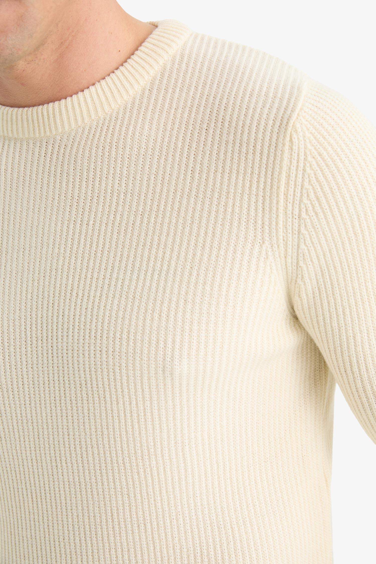 Standart Fit Normal Kesim Bisiklet Yaka Dokulu Triko Kazak