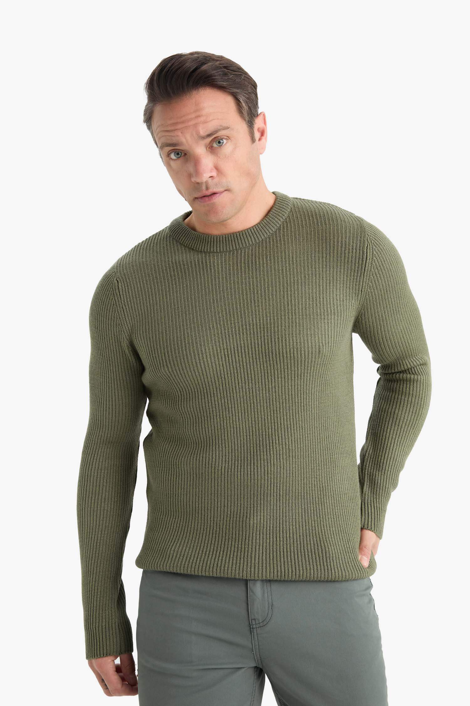 بلوفر تريكو قصة عادية برقبة مستديرة