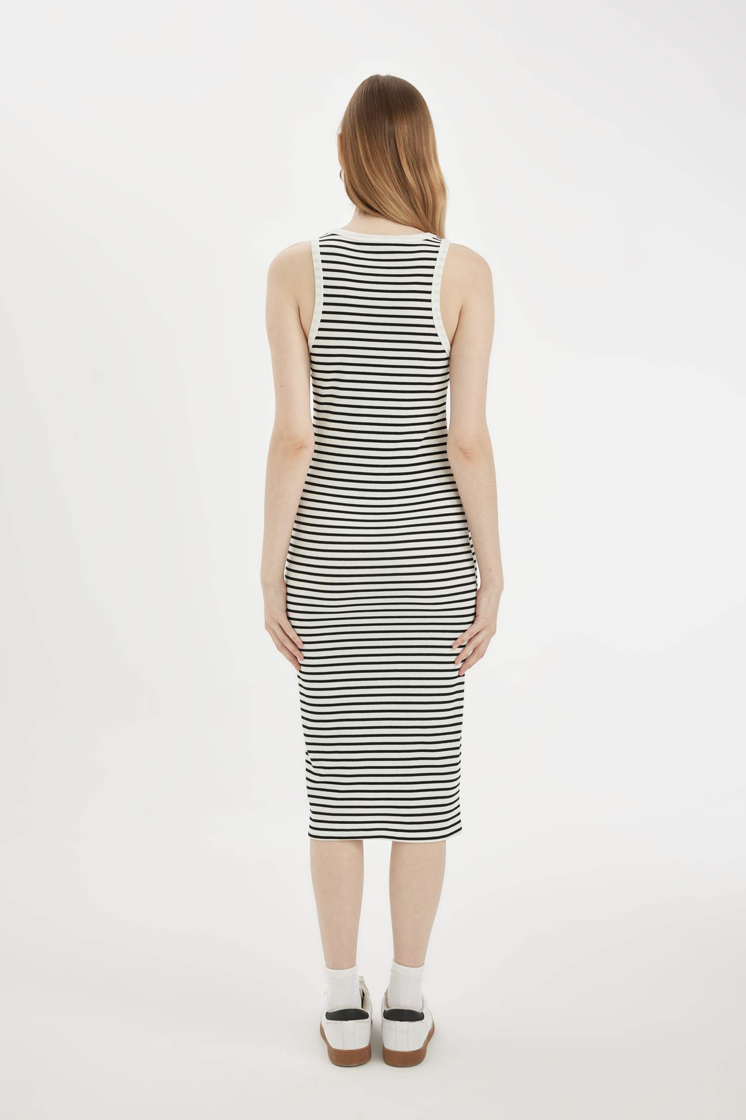 Платье миди в полоску с коротким рукавом