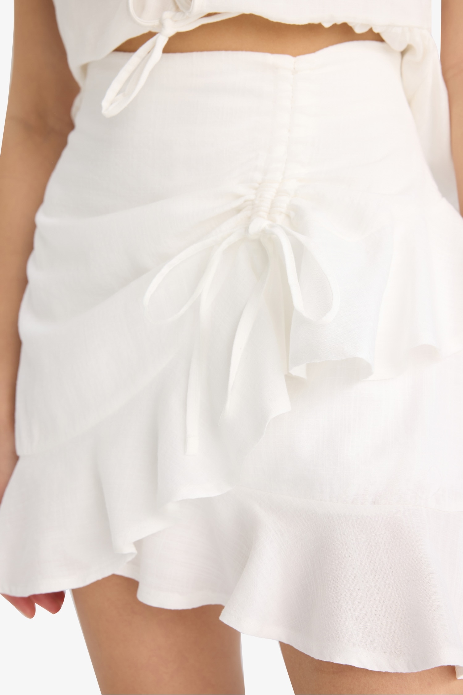 تنورة قصيرة من كتان بخصر عادي