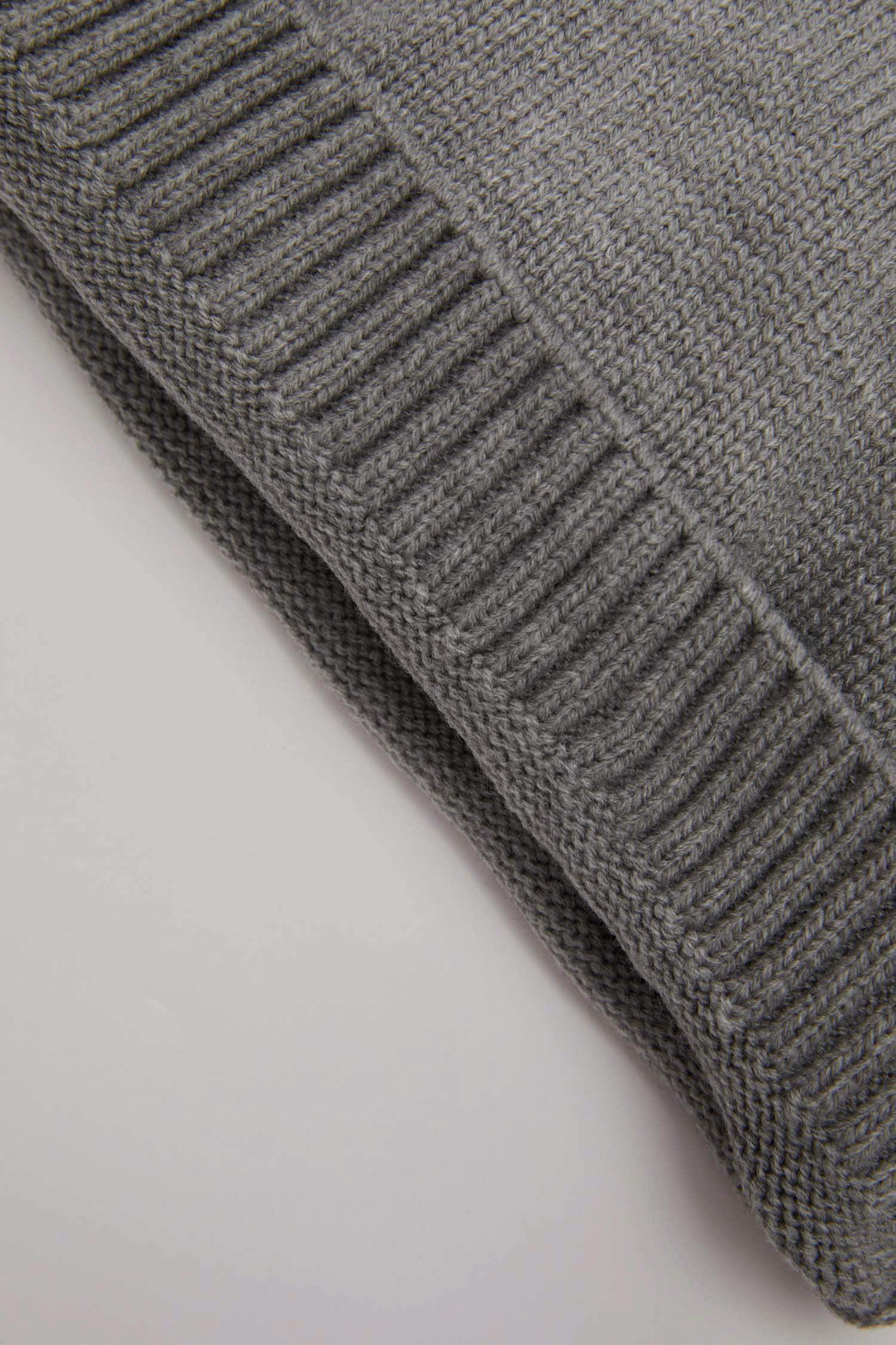 بلوفر ولادي بطبعة حروف قصة عادية