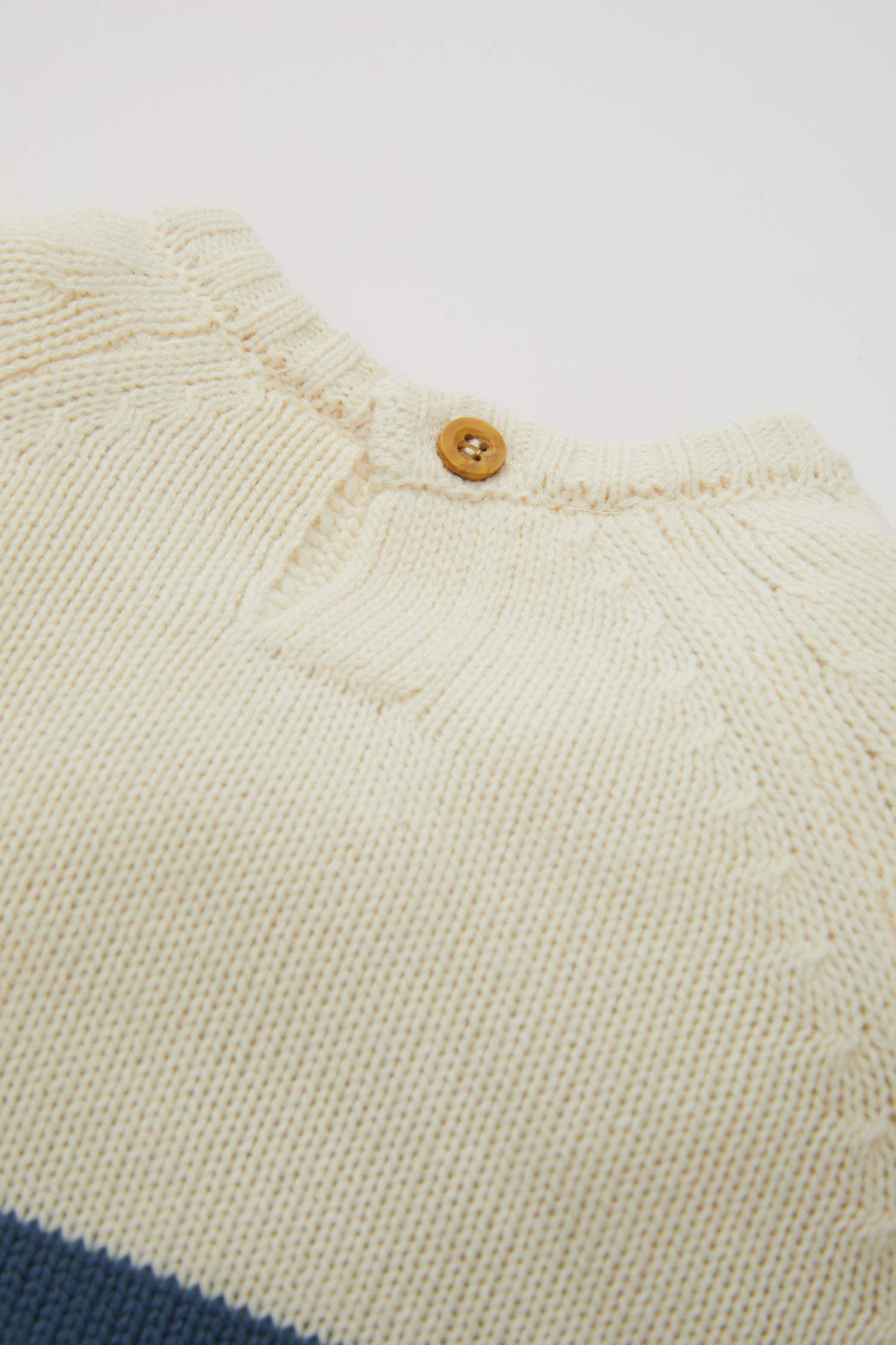 بلوفر ولادي تريكو ملون قصة عادية