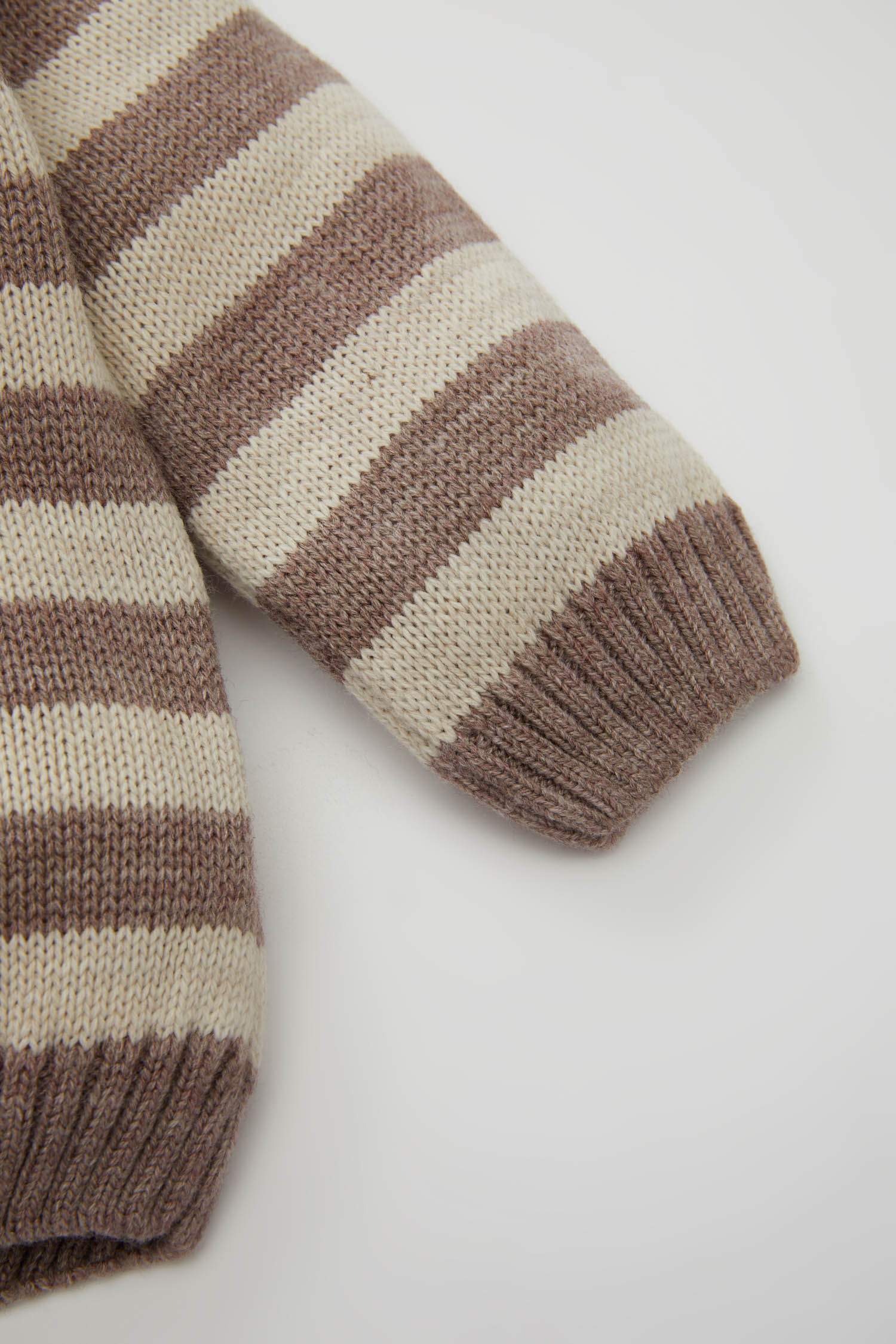 بلوفر ولادي مخطط قصة عادية