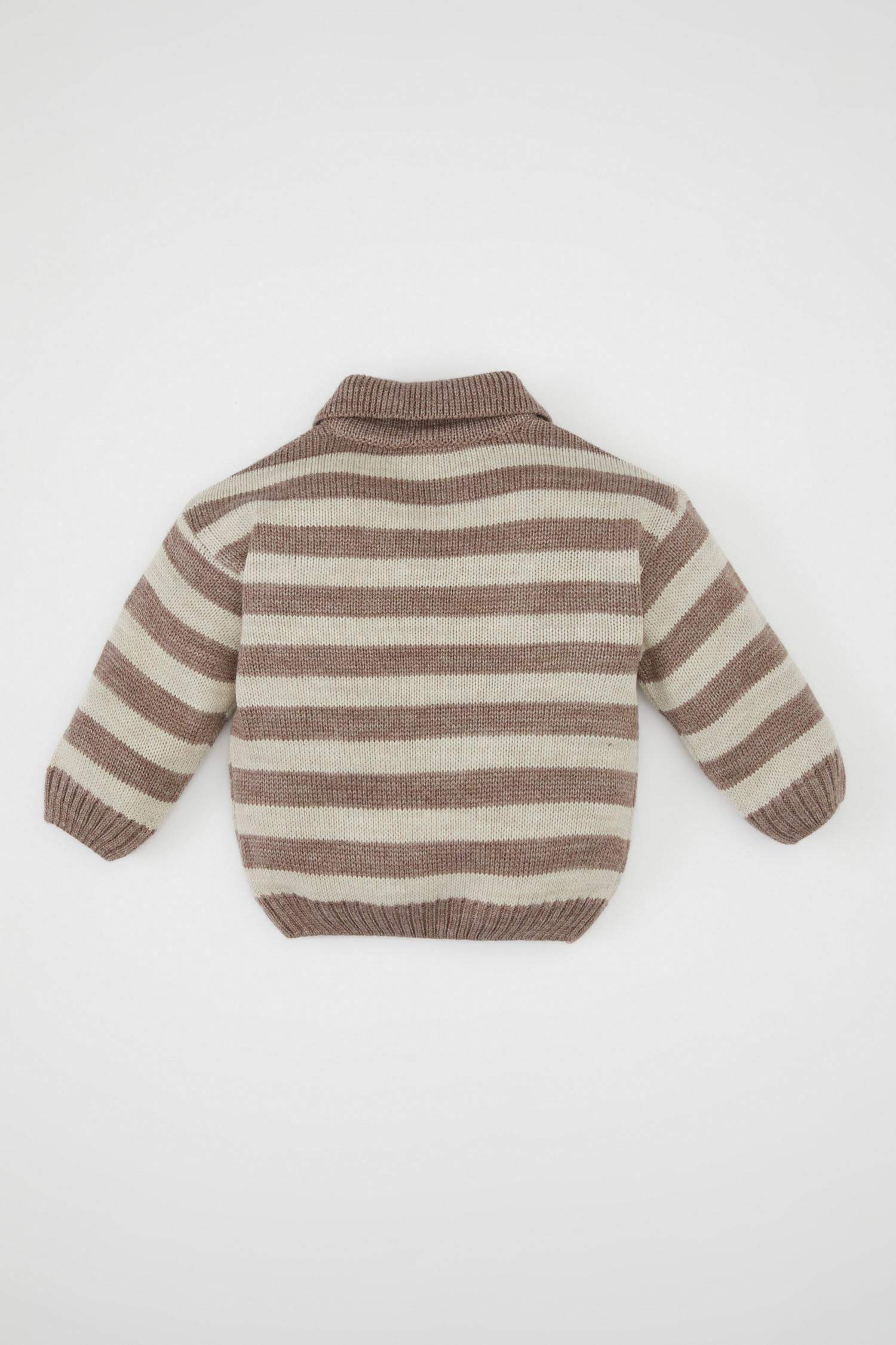 بلوفر ولادي مخطط قصة عادية