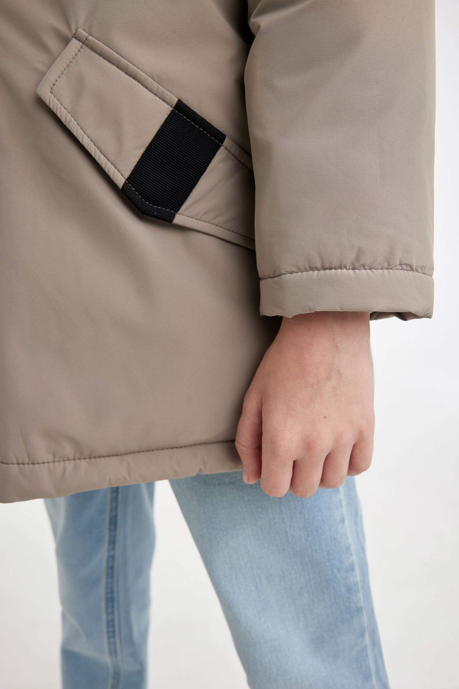 قمصلة نفخ ولادي بغطاء للرأس طارد للماء