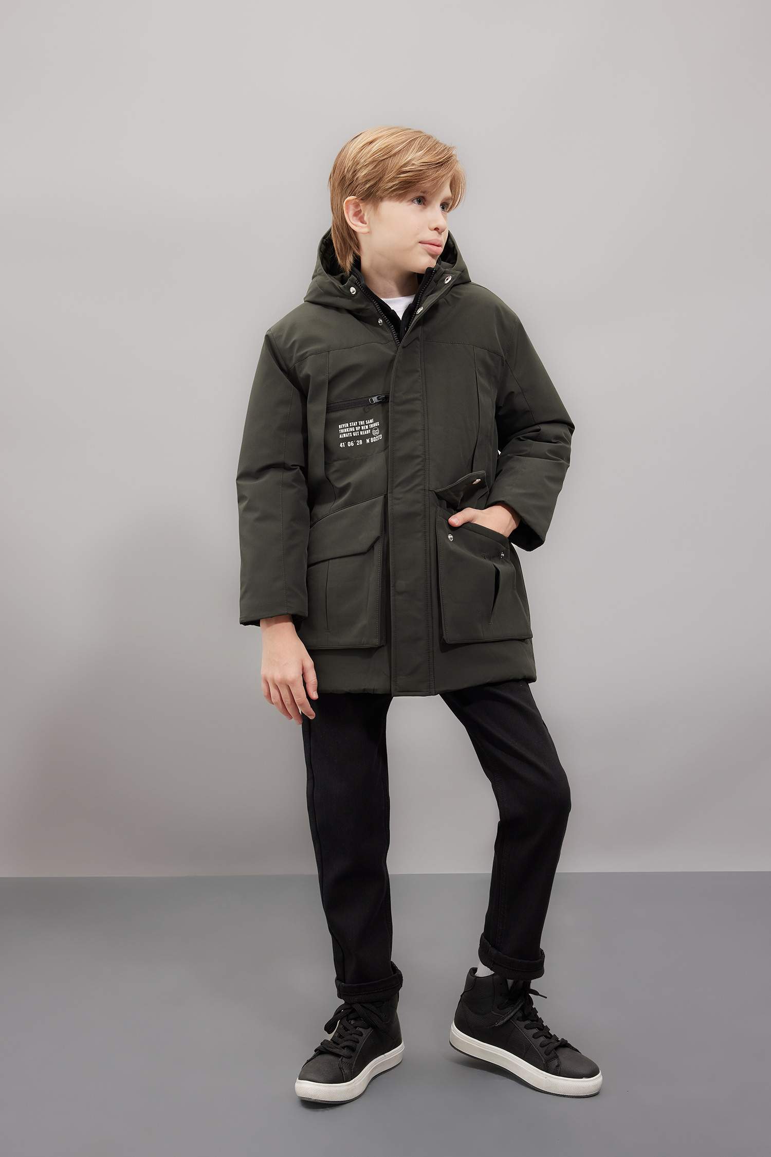 Erkek Çocuk Su Geçirmez Kapüşonlu Fermuarlı Çıtçıtlı Cepli Parka