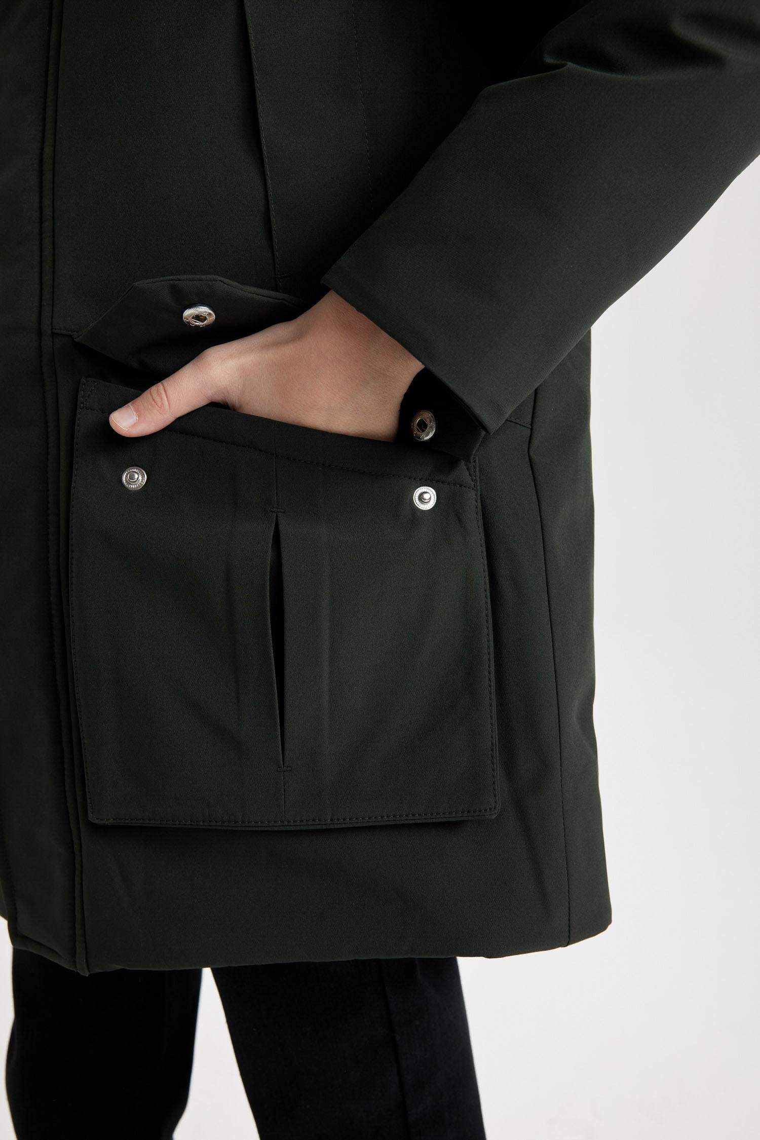 Erkek Çocuk Su Geçirmez Kapüşonlu Fermuarlı Çıtçıtlı Cepli Parka