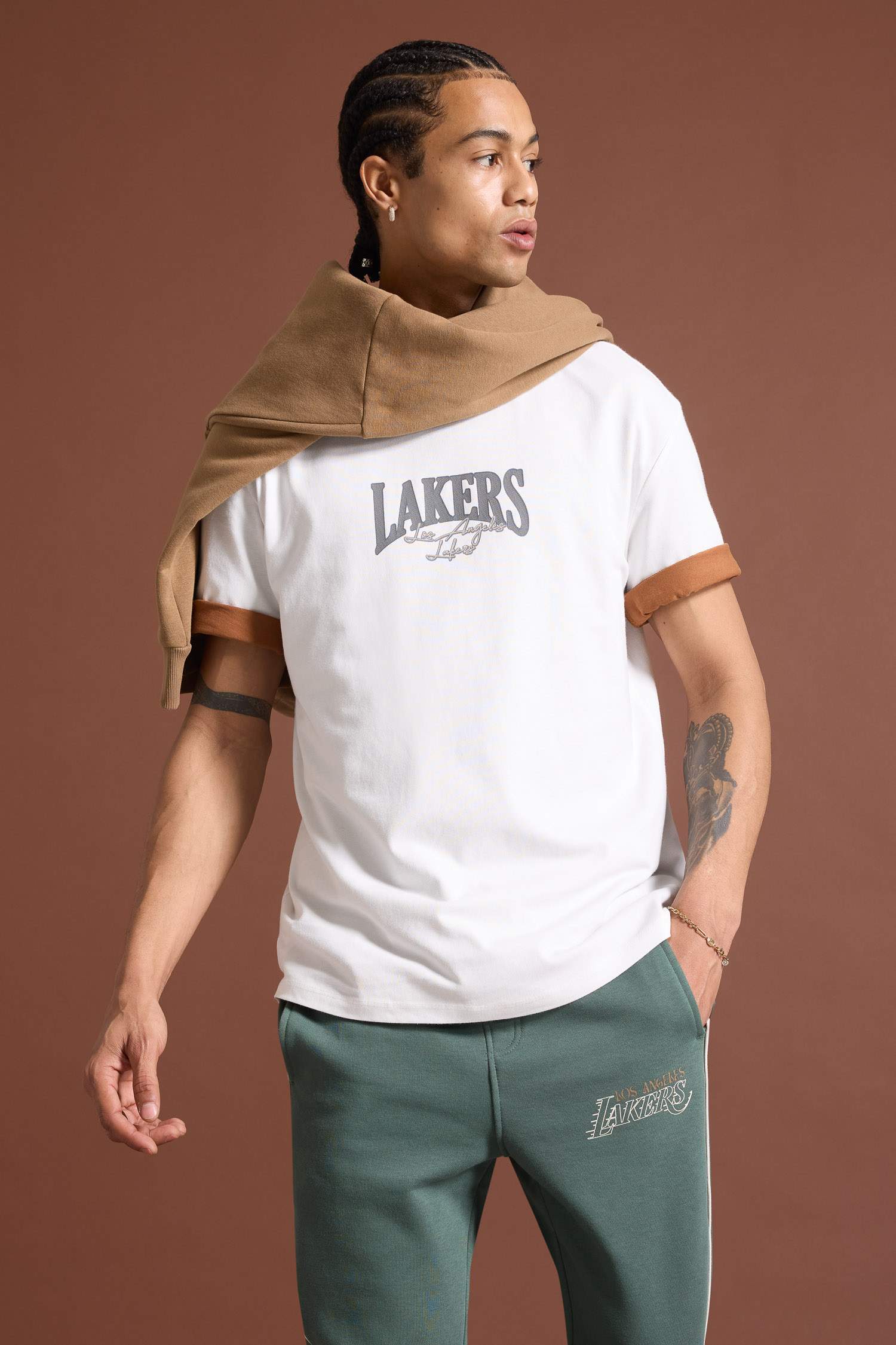تيشيرت قصة عادية برقبة مستديرة من لوس أنجلوس ليكرز