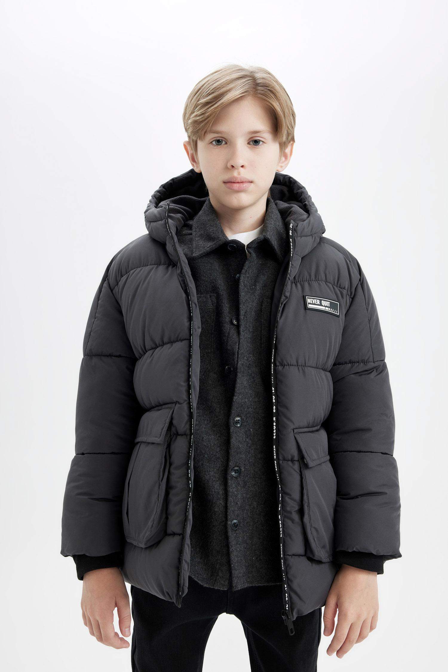 قمصلة نفخ ولادي بغطاء للرأس طارد للماء