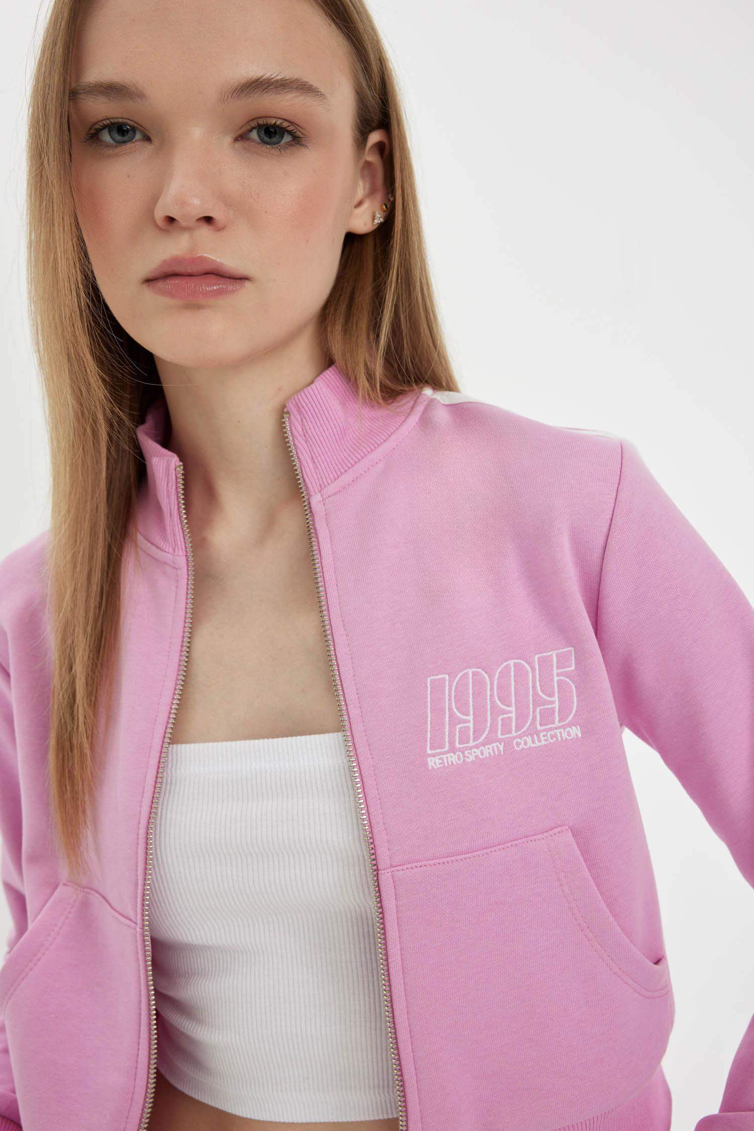 جاكيت رياضي بطبعة شعار قماش سميك مخصر