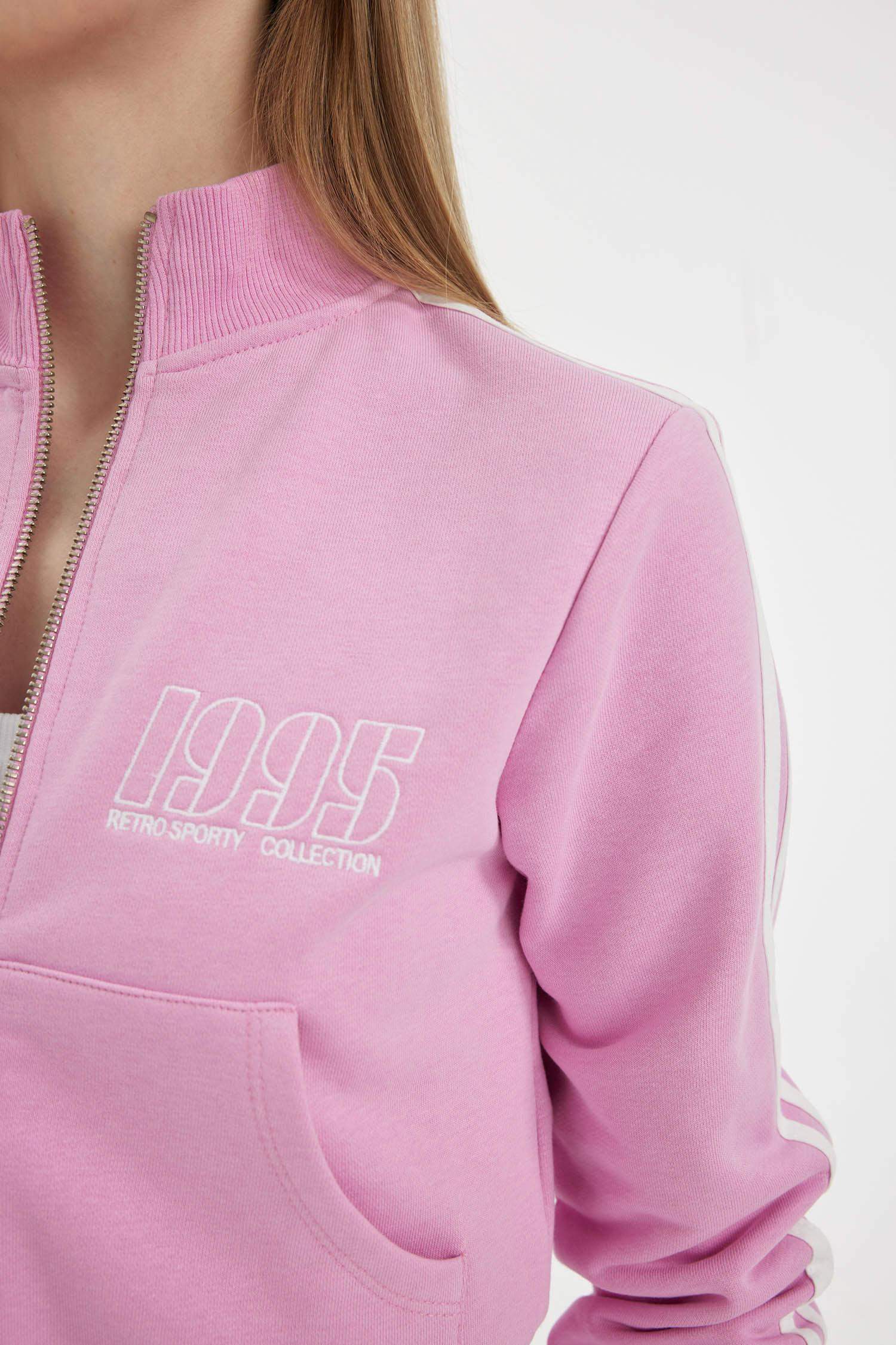 جاكيت رياضي بطبعة شعار قماش سميك مخصر