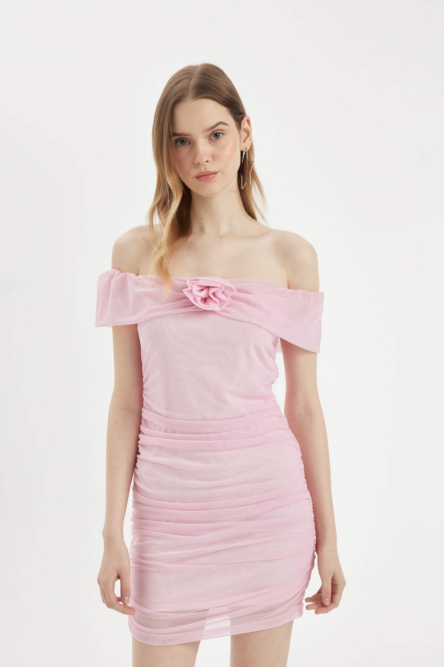 فستان قصير زهري تول بوديكون بكتف مفتوح