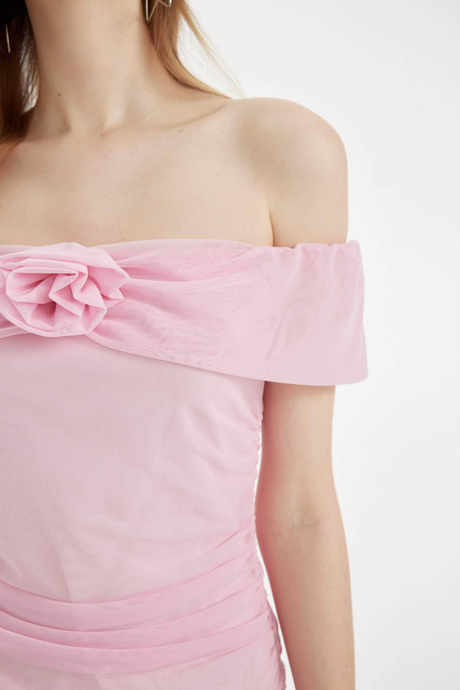 Платье мини с открытыми плечами